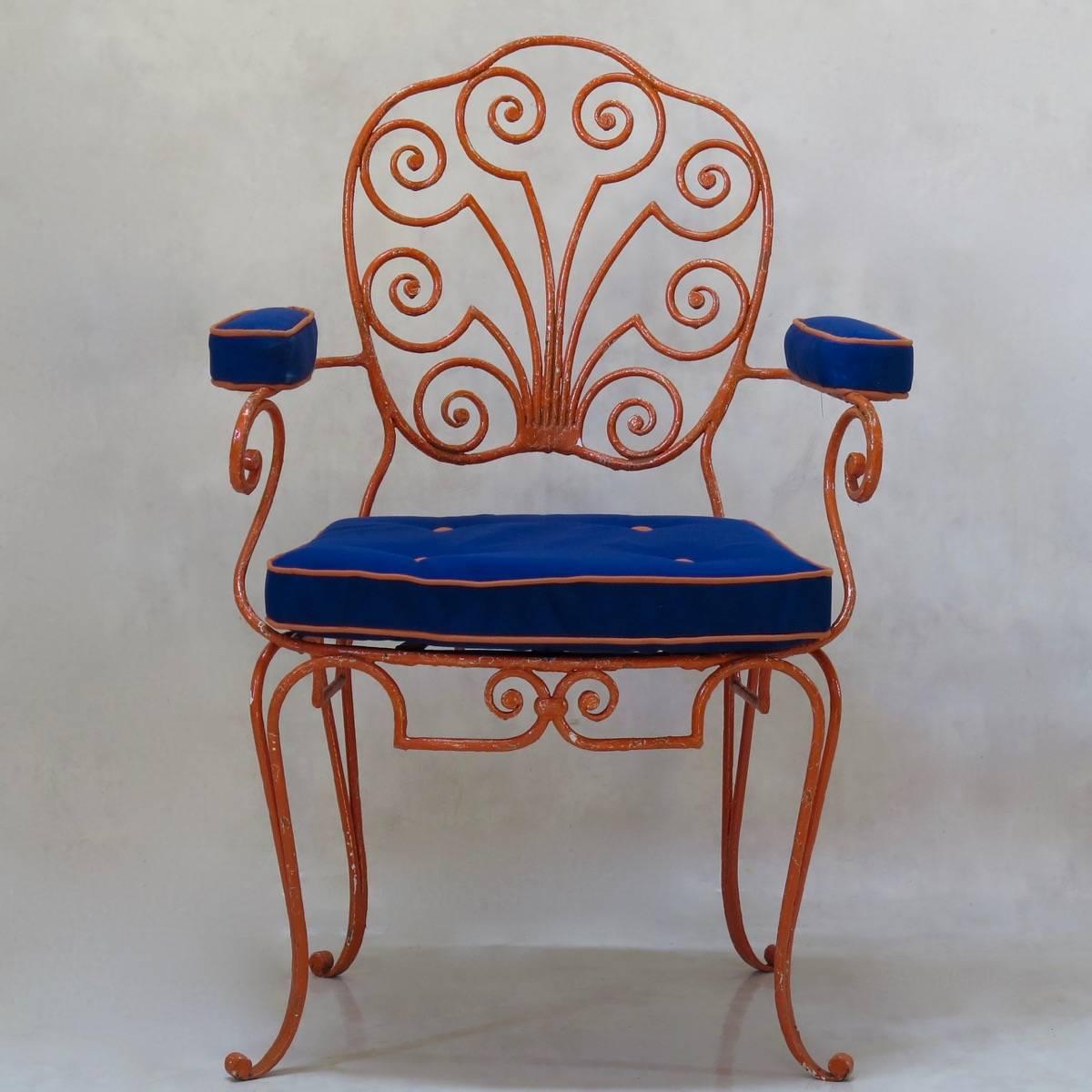 Cet ensemble de huit fauteuils en fer forgé est d'une qualité et d'un design magnifiques, présentant une interprétation des années 1940 du style Louis XV. Les dos des boucliers sont légèrement incurvés et présentent un joli motif en forme de volute.