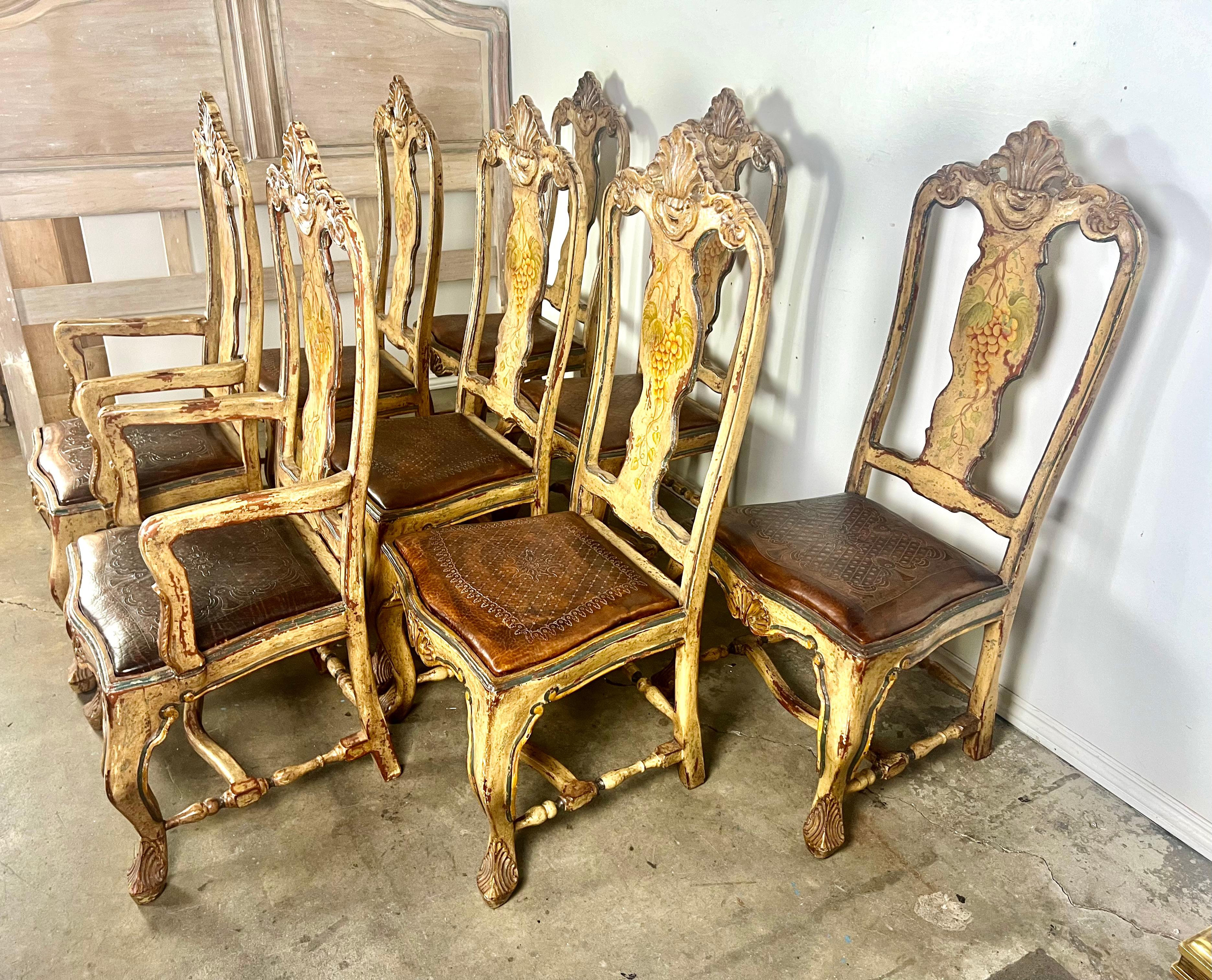 (8) chaises de salle à manger provinciales françaises peintes à la main avec sièges embossés en cuir Abîmé - En vente à Los Angeles, CA