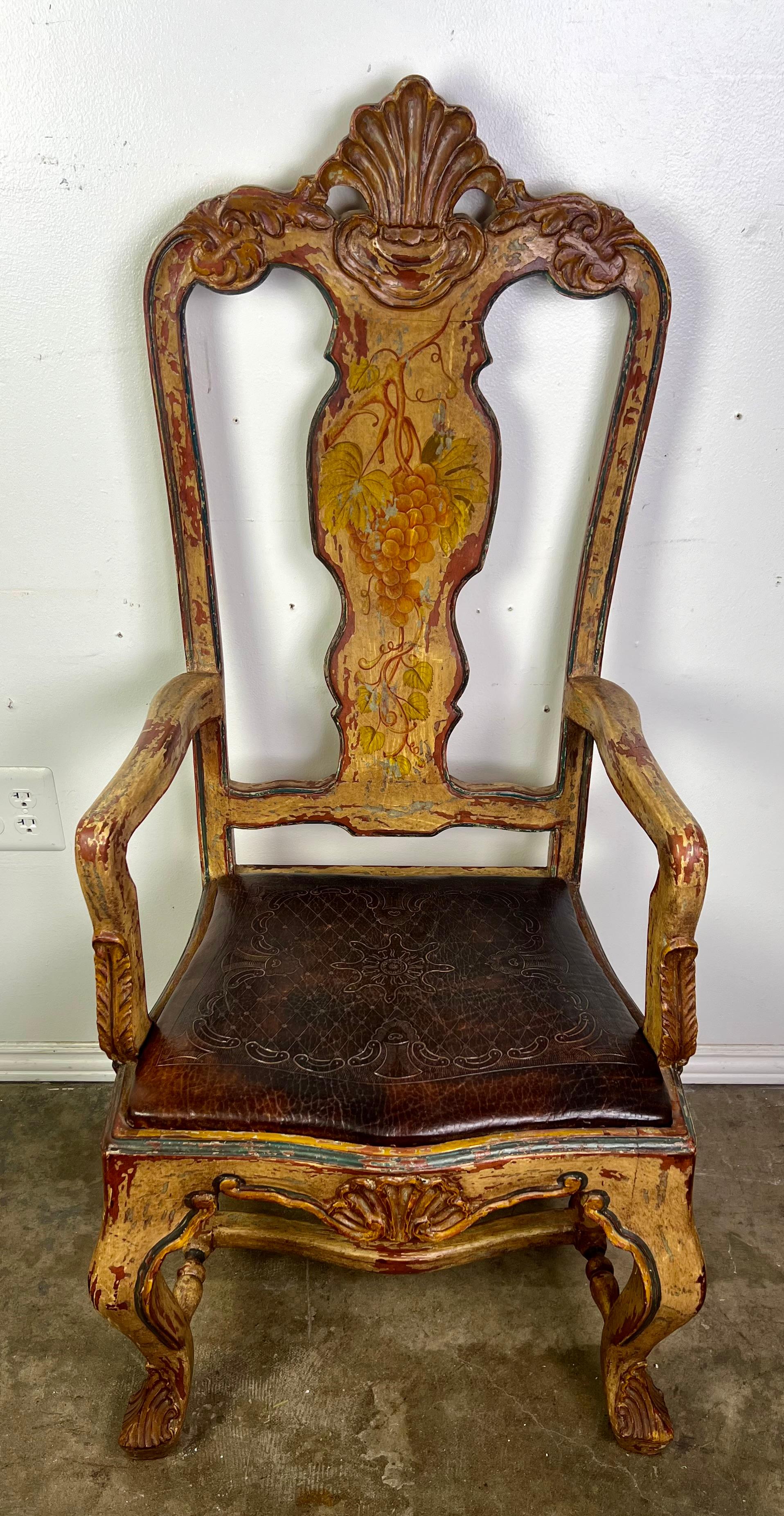 Cuir (8) chaises de salle à manger provinciales françaises peintes à la main avec sièges embossés en cuir en vente