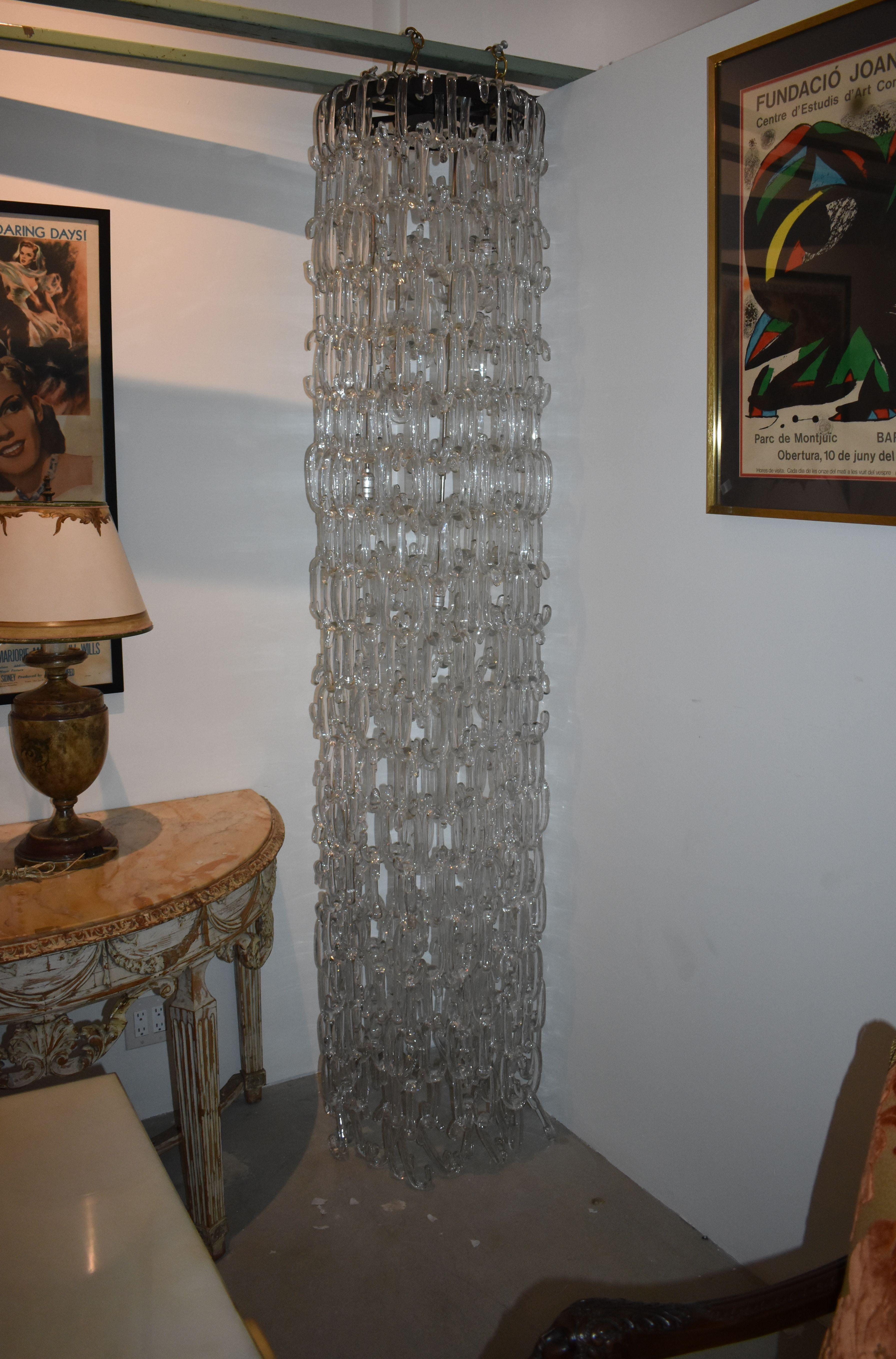 Catena alta con lampadario in vetro soffiato a mano. Questo lampadario è modulare e i link possono essere riorganizzati in molti modi. Ogni link è lungo 6 pollici con oltre 600 pezzi di occhiali.

Provenienza: Villa a Beverly Hills. Misura: 8