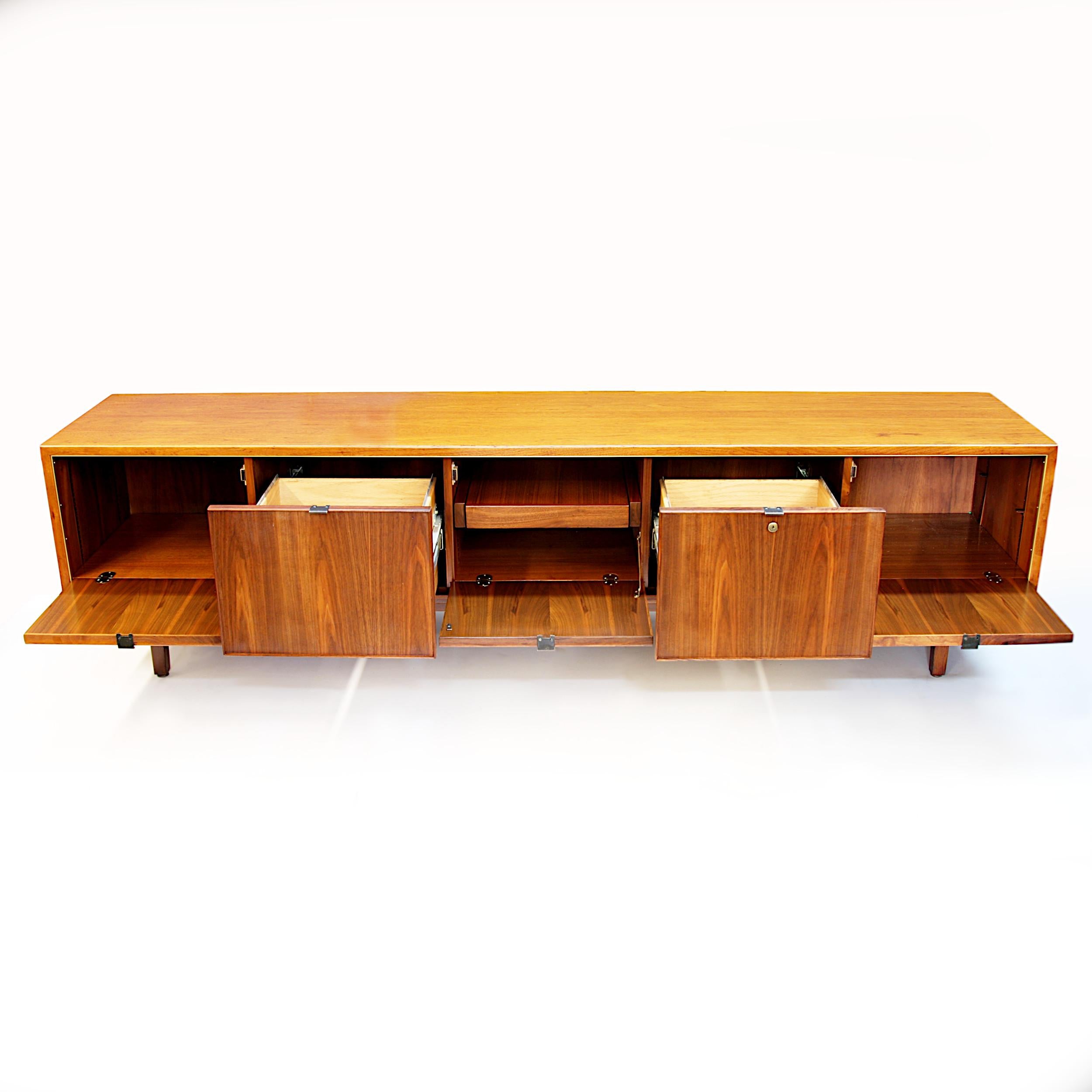 Mid-Century Modern Stow Davis Walnut Credenza TV Stand by Alexis Yermakov In Good Condition In Lafayette, IN