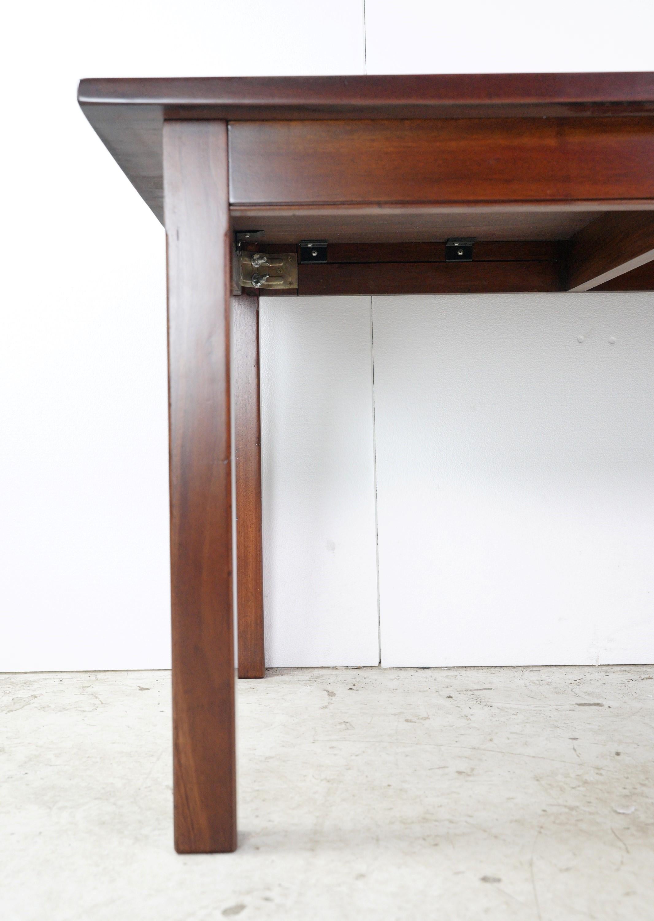 XXIe siècle et contemporain Table de salle à manger de 8 pieds en acajou avec pieds carrés en vente