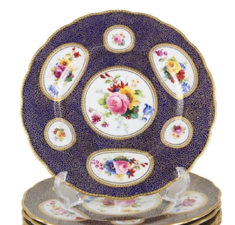 8 George Jones pour Tiffany & Co. Assiettes plates à bord festonné, vers 1900 Signé

Fond bleu cobalt avec des fleurs peintes à la main sur le bord et au centre. Signé 