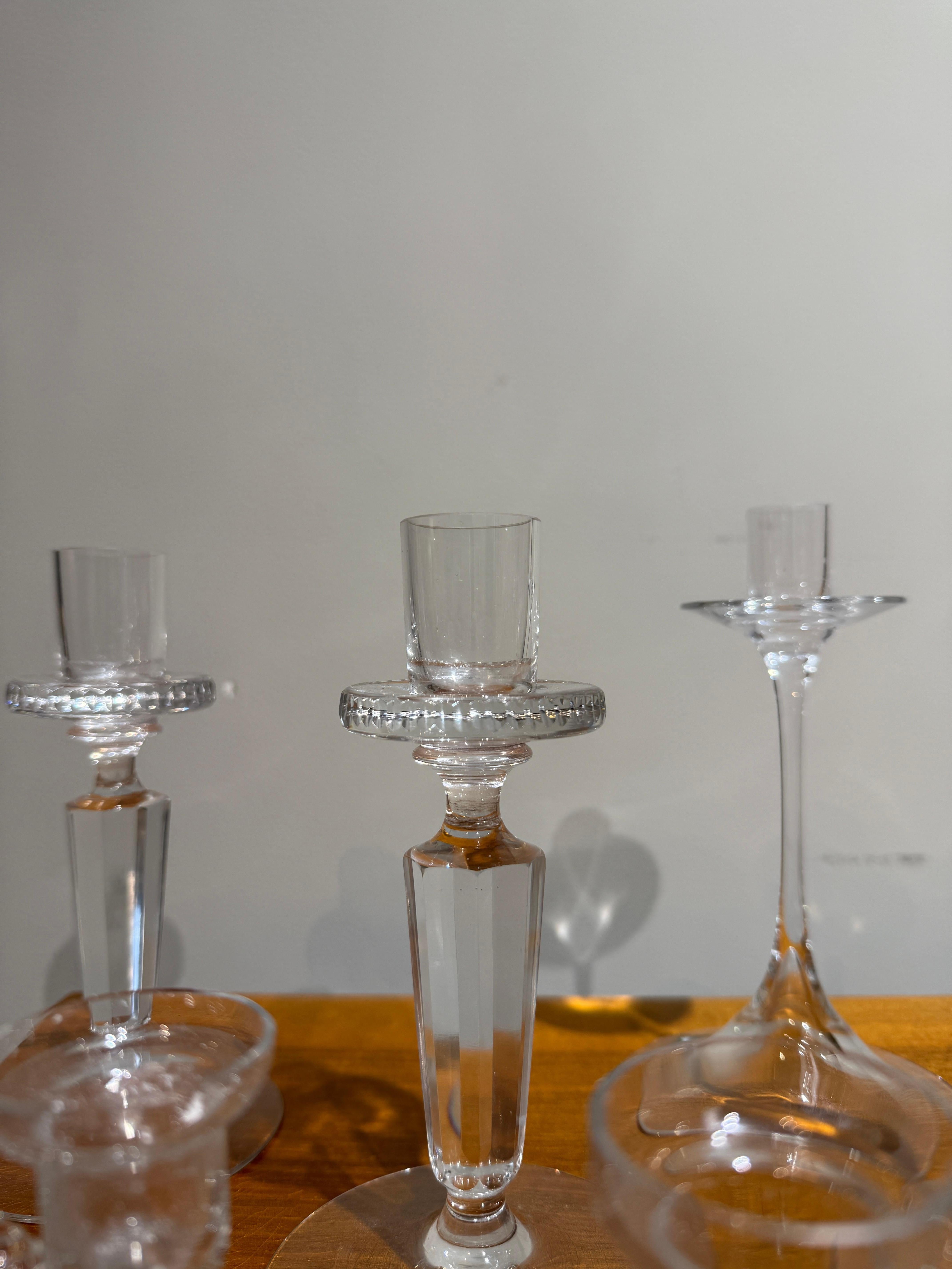 Seltener und eleganter Satz von 4 Glaskerzenhaltern von Nils Landberg für Orrefors 
Schweden um 1970
Perfekter Zustand 
Größe von 10 cm bis 18 cm 