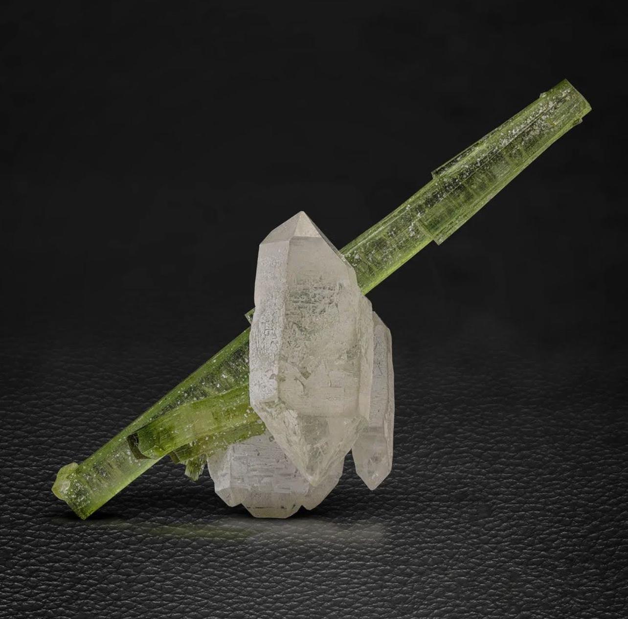 8 Gramm Skulpturale Kombination aus Turmalin und Quarzkristall aus Pakistan (Adamstil) im Angebot