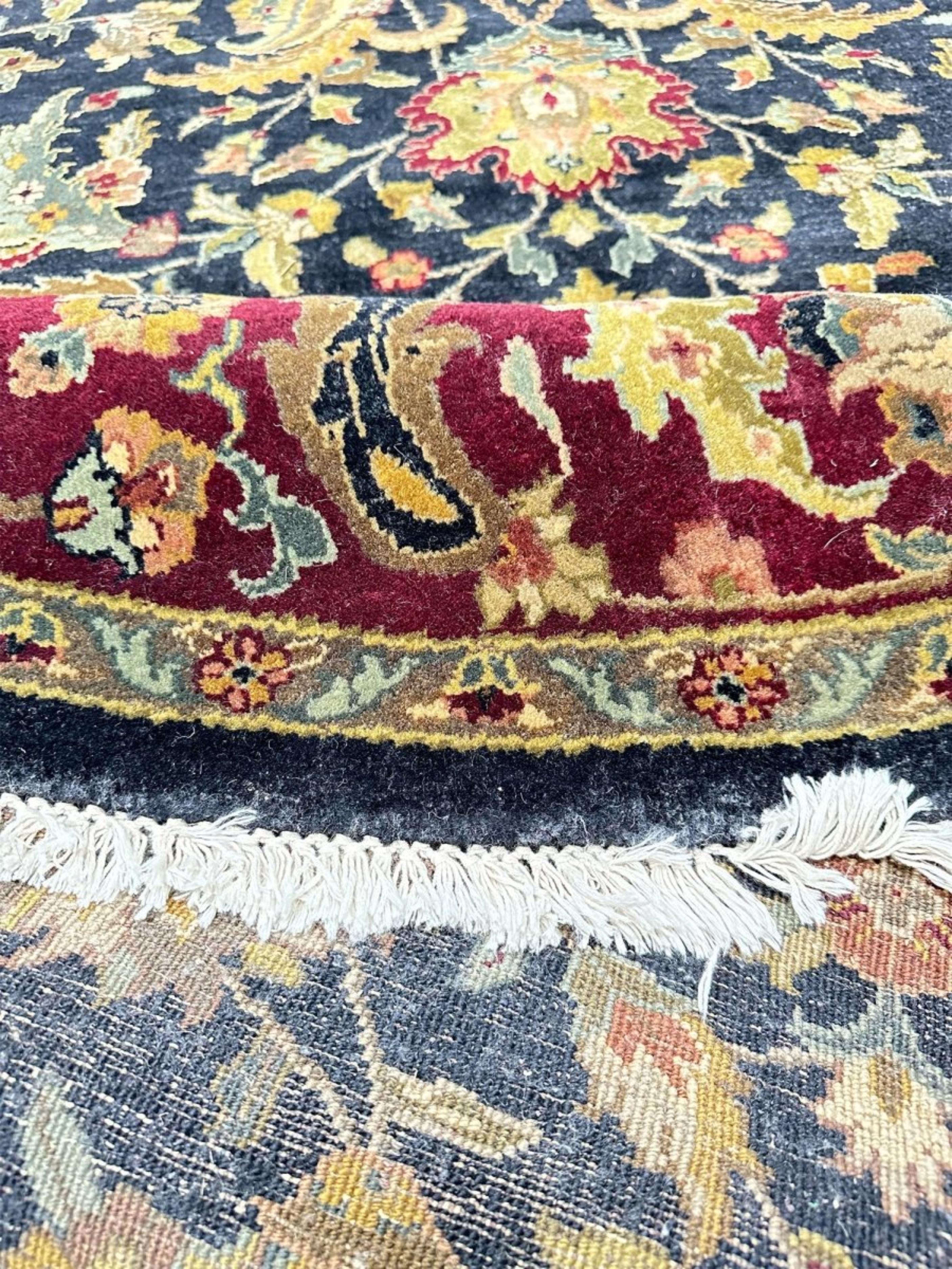 8' Hand Knotted Round Style Area Rug en vente 3