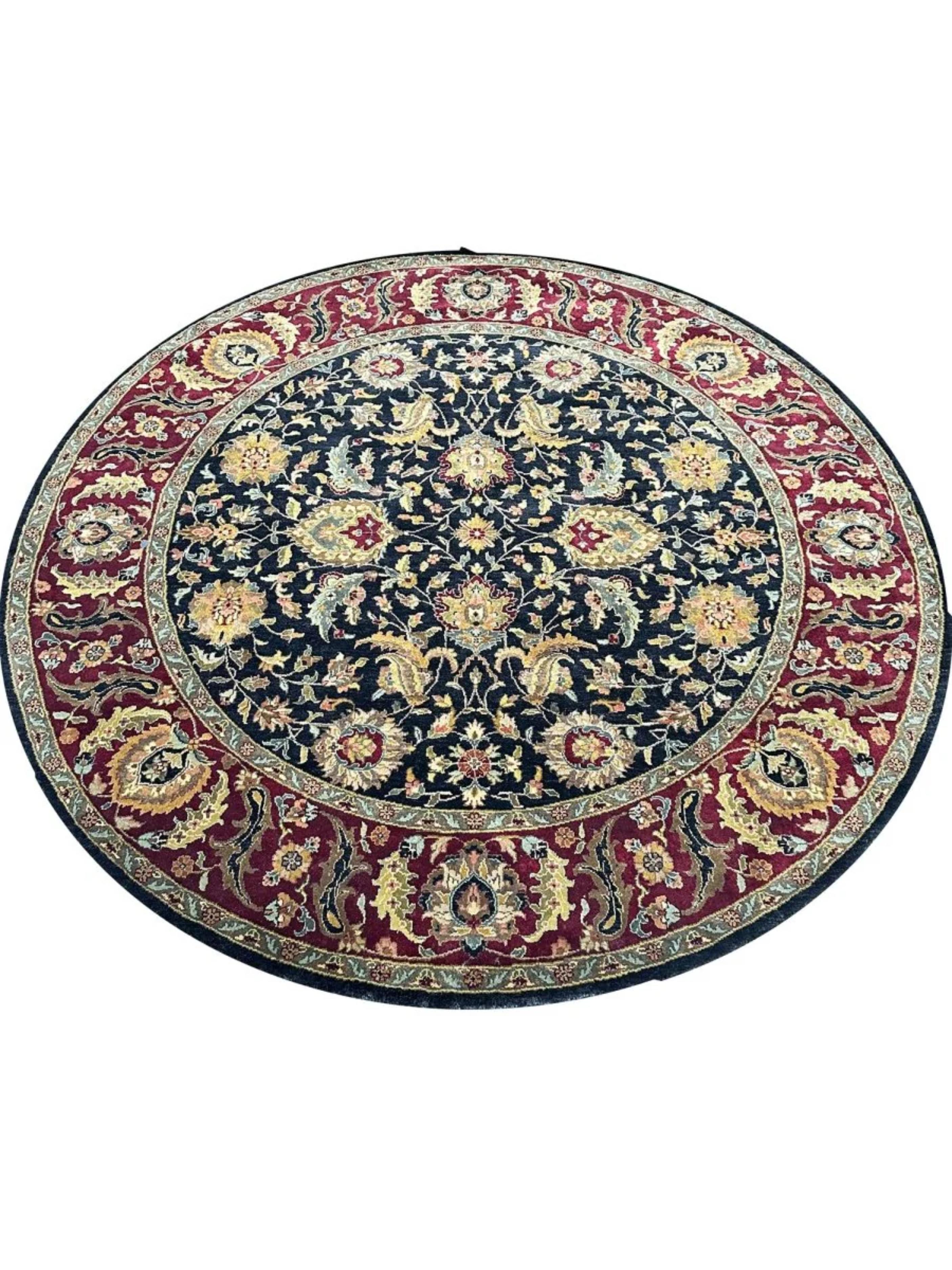 Découvrez l'élégance du tapis de zone 8' Round Style, une pièce remarquable conçue pour apporter une sophistication classique à votre maison. Noué à la main en laine de première qualité, ce tapis traditionnel présente un motif floral raffiné qui