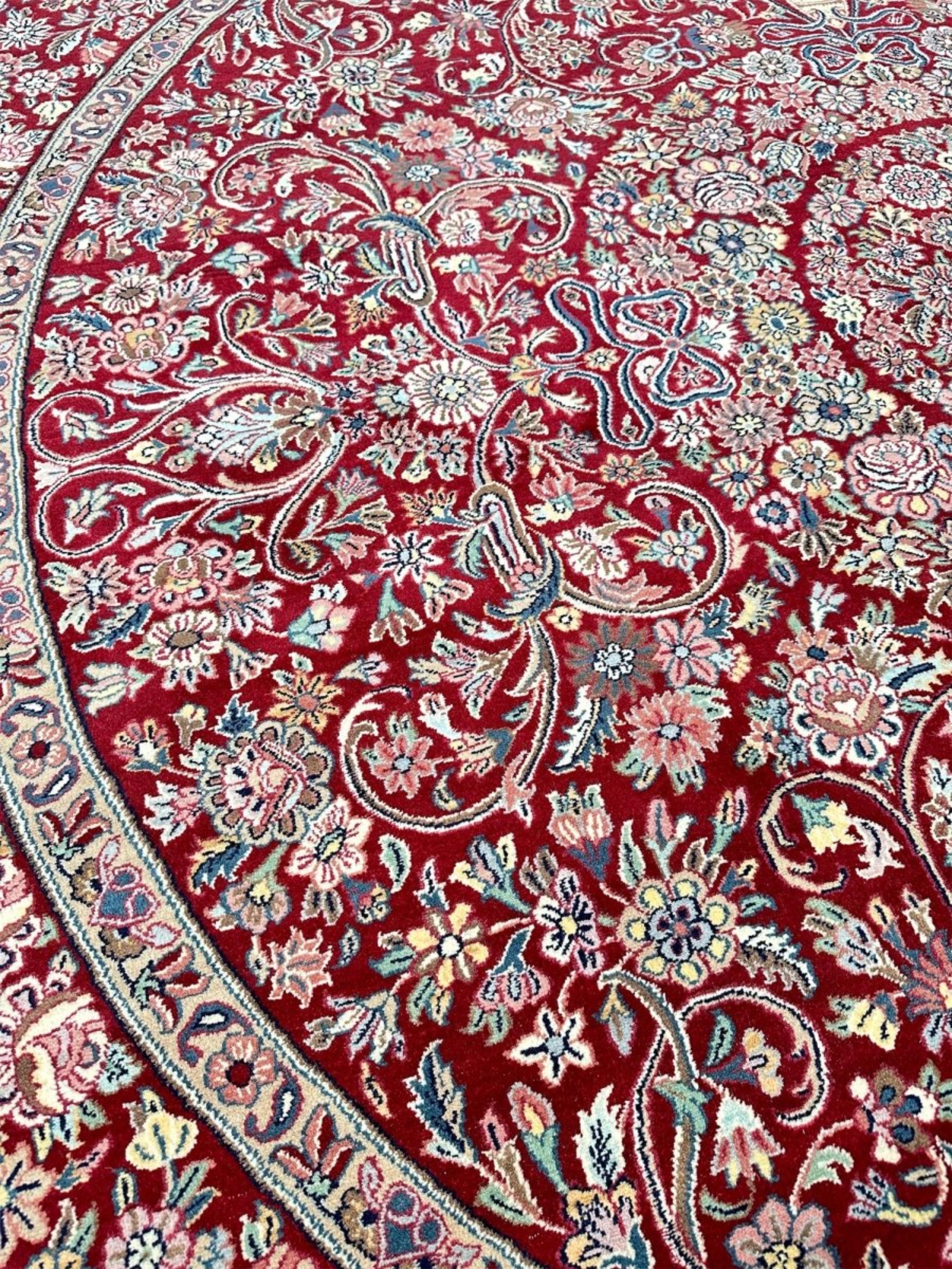 8' Hand Knotted Round Trabiz Style Area Rug im Angebot 2