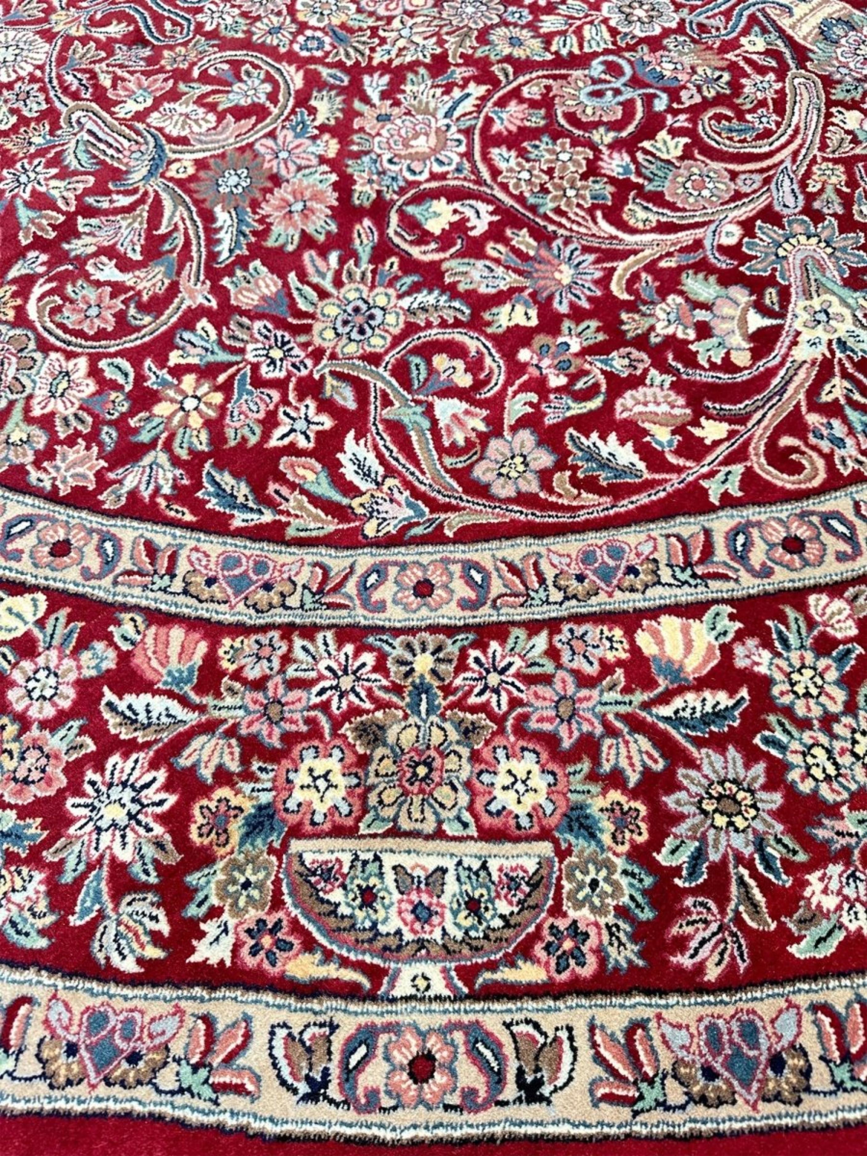 8' Hand Knotted Round Trabiz Style Area Rug im Angebot 3