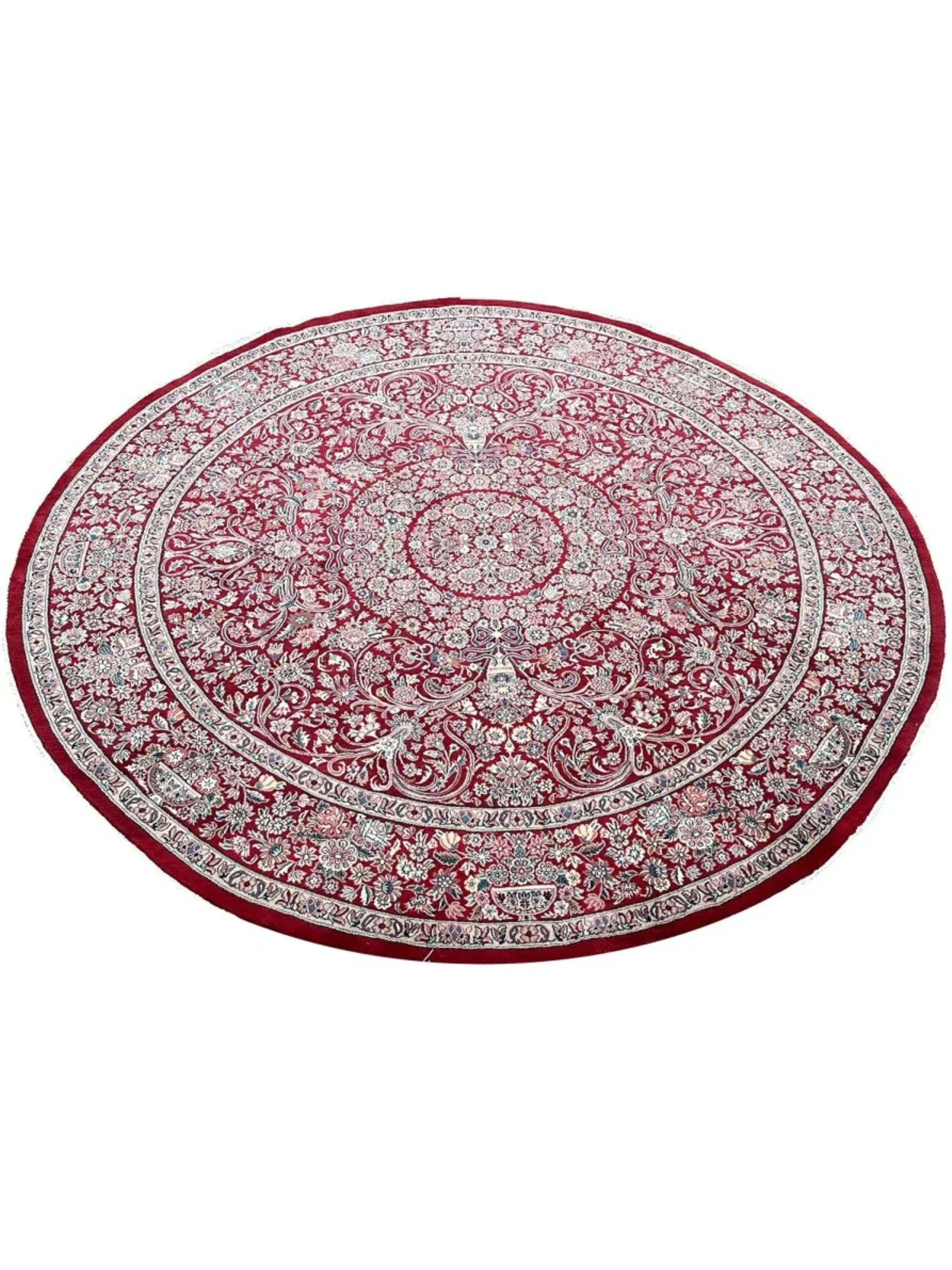 Entdecken Sie den fesselnden Reiz des 8' Round Tabriz Style Area Rug, ein einzigartiges Akzentstück, das klassische Eleganz und zeitlosen Charme in Ihren Wohnbereich bringt. Dieser wunderschöne, traditionelle Teppich wurde fachmännisch von Hand aus