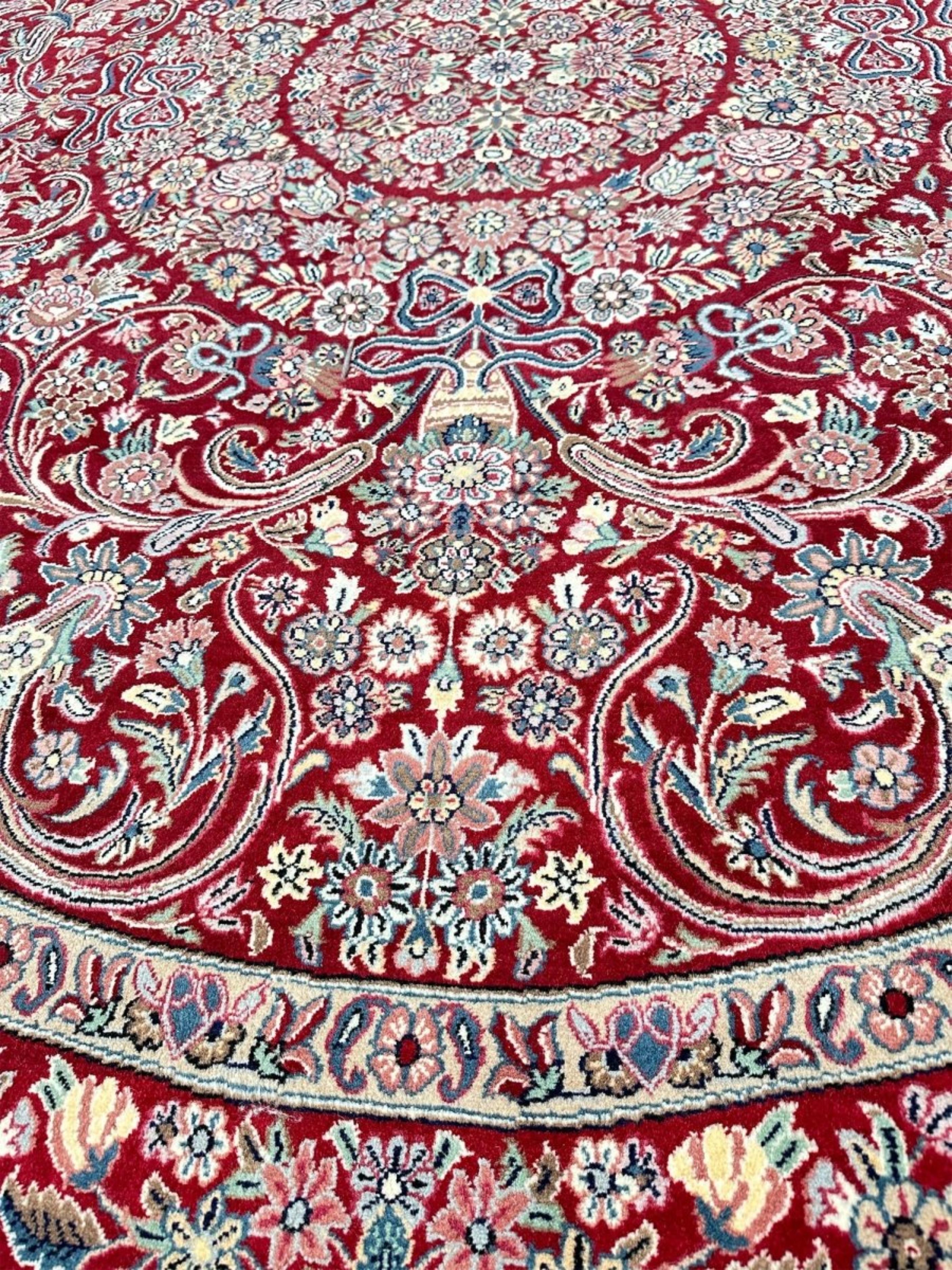 8' Hand Knotted Round Trabiz Style Area Rug (21. Jahrhundert und zeitgenössisch) im Angebot