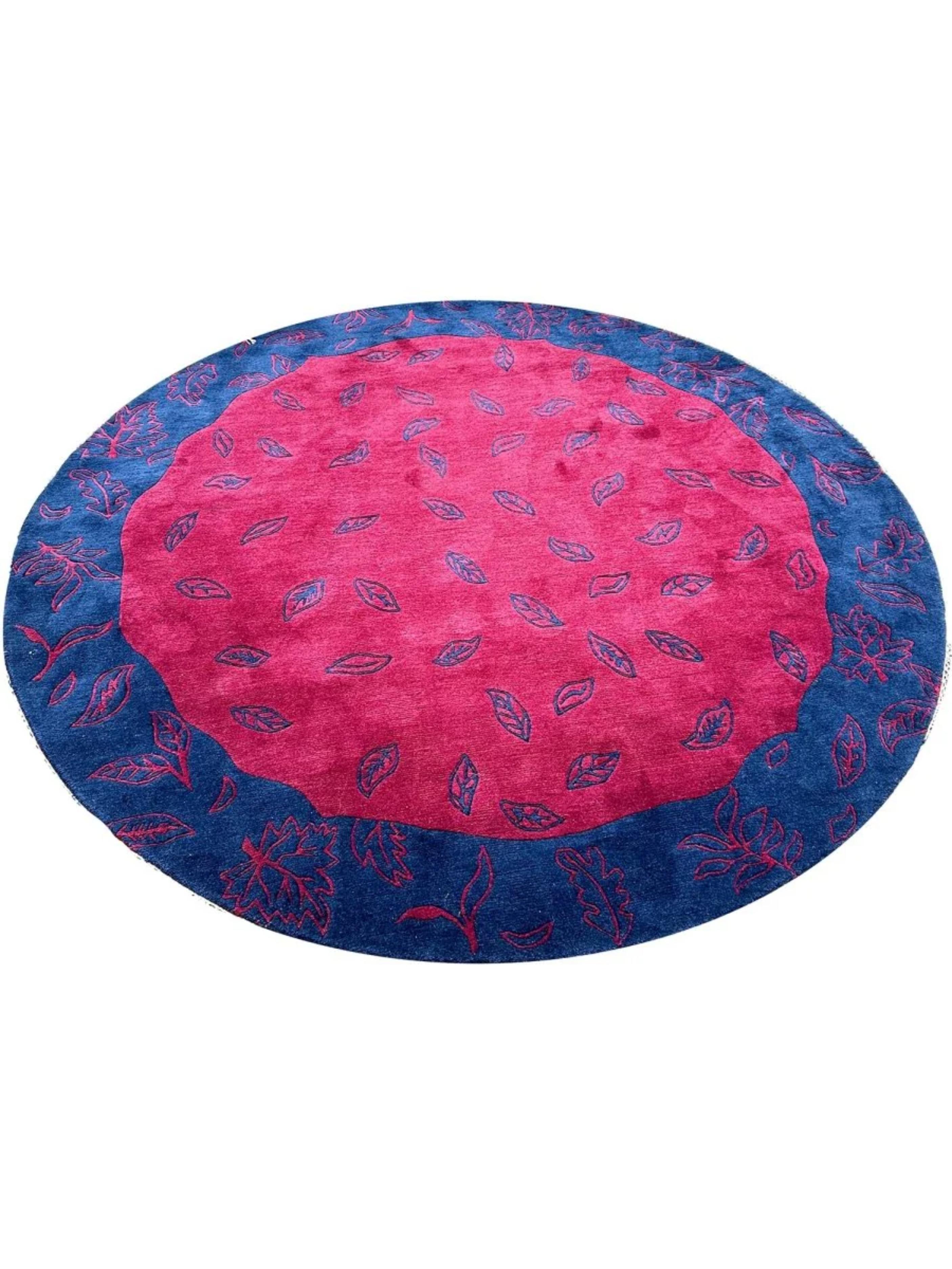 Erleben Sie die Eleganz des 8' Transitional Design Indian Rug, ein raffiniertes Stück, das zeitlose Raffinesse und künstlerischen Charme in Ihr Zuhause bringt. Dieser wunderschöne Teppich wurde fachmännisch von Hand aus hochwertiger Wolle geknüpft