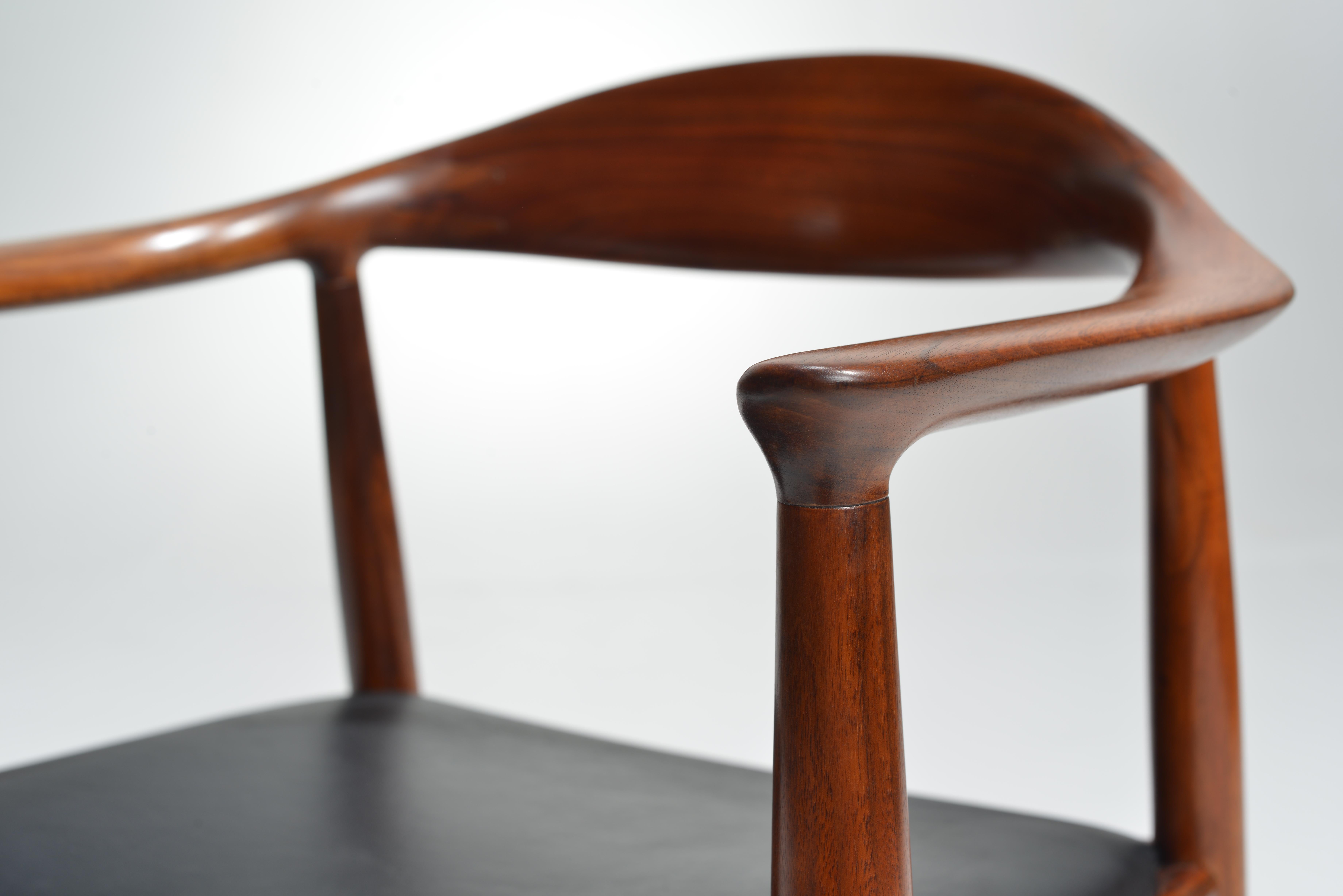 8 Sedie Hans Wegner per Johannes Hansen JH-503 in noce e pelle in vendita 3