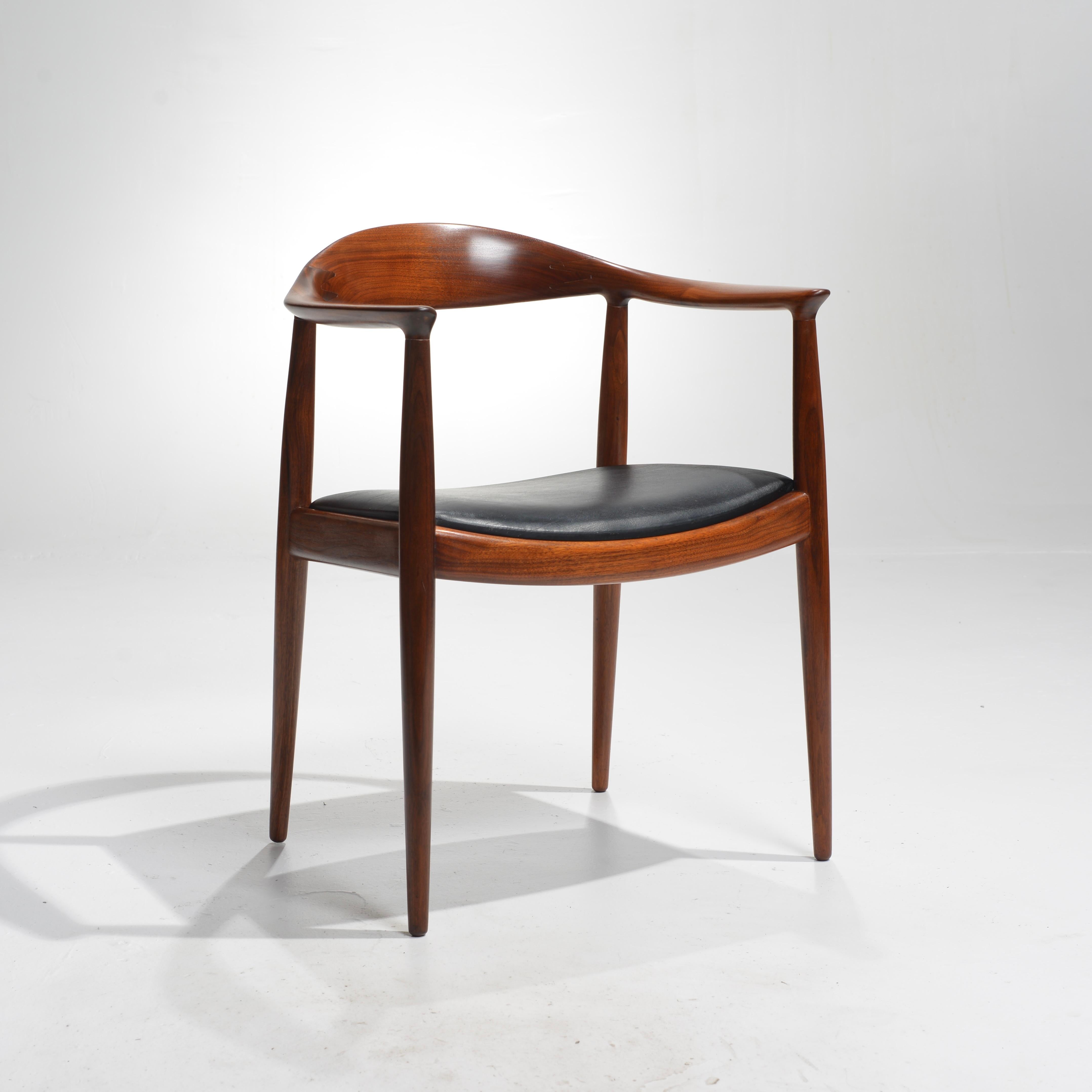 Scandinavo moderno 8 Sedie Hans Wegner per Johannes Hansen JH-503 in noce e pelle in vendita
