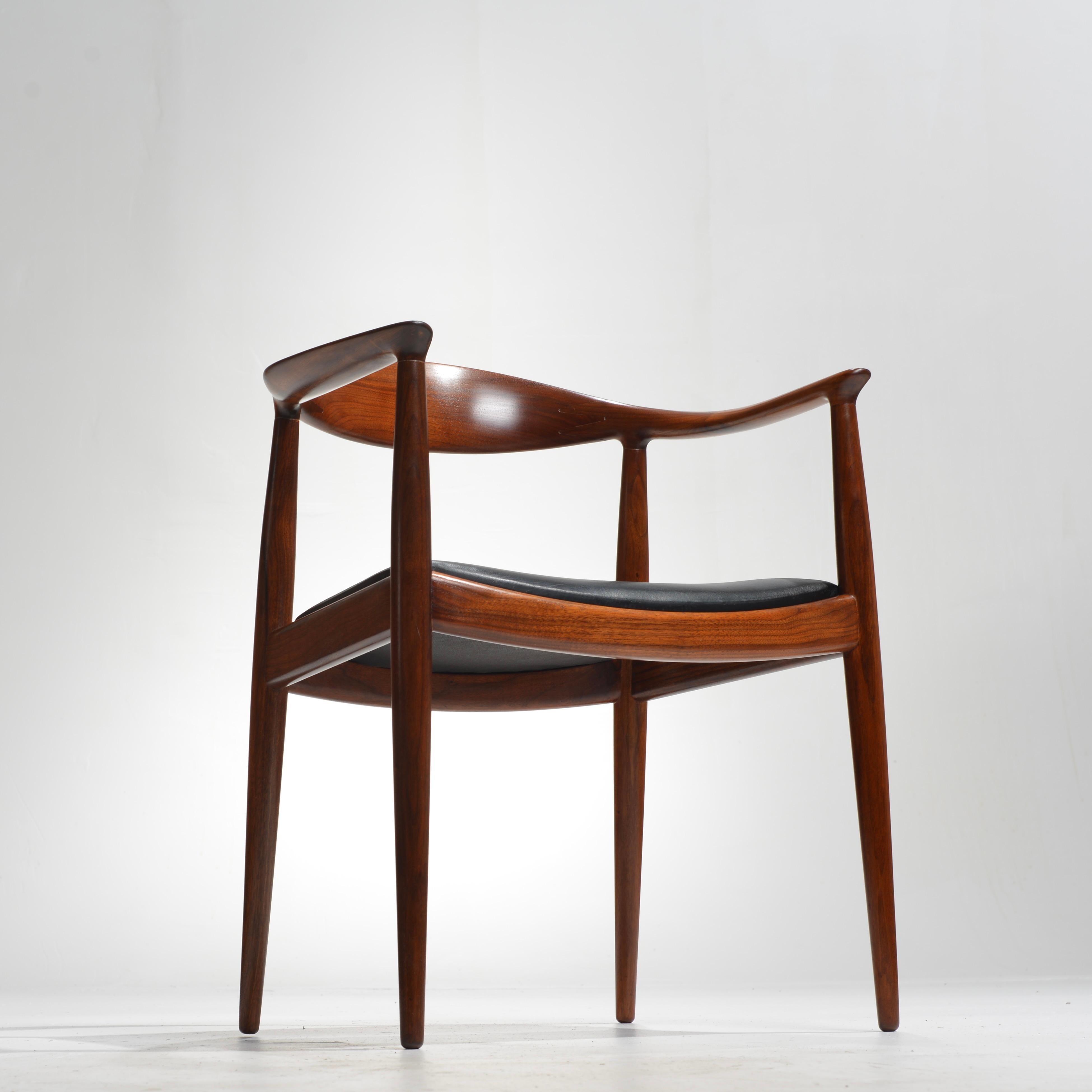 Danish  8 Hans Wegner for Johannes Hansen JH-503 Chairs in Walnut and Leather For Sale