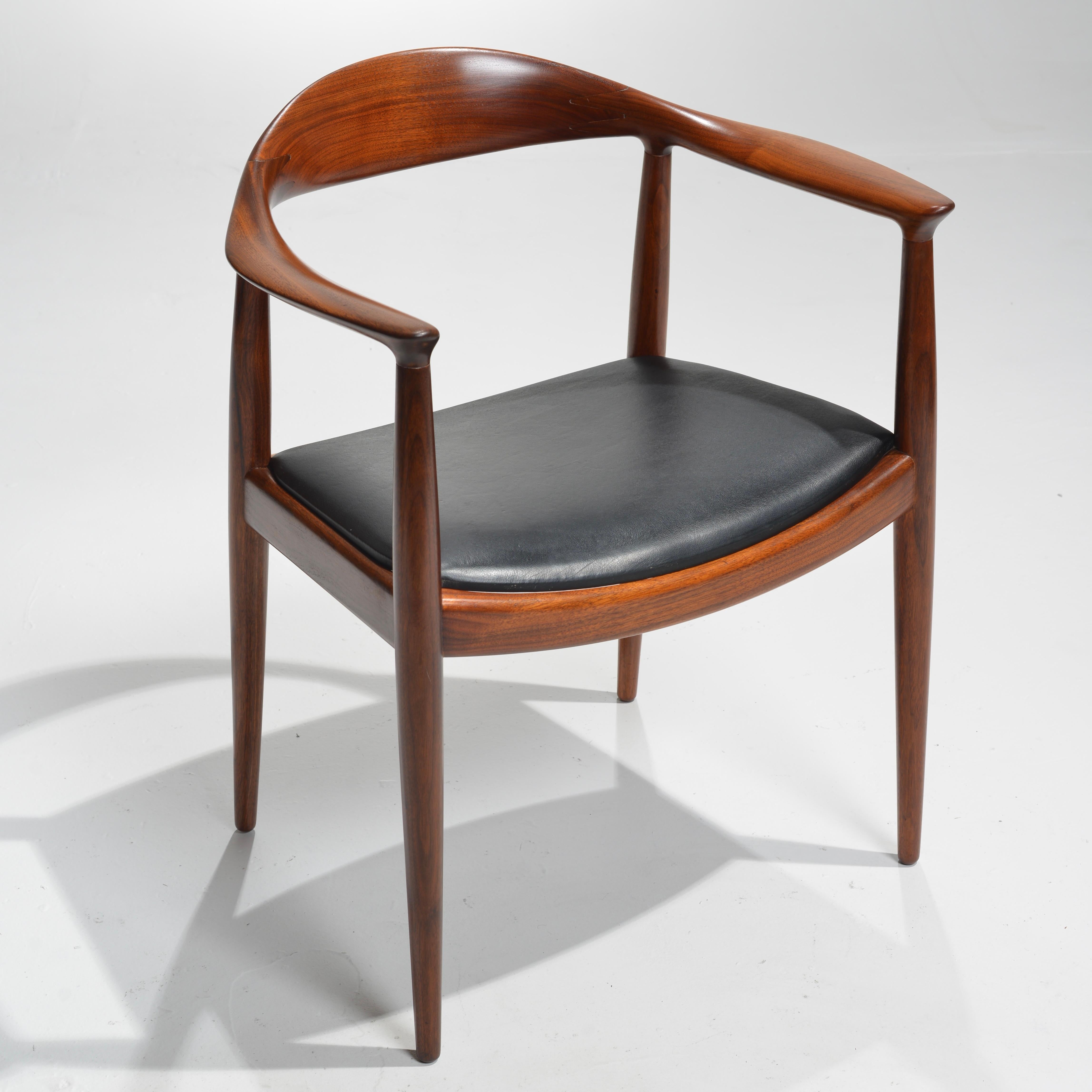  8 Hans Wegner for Johannes Hansen JH-503 Chairs in Walnut and Leather In Good Condition For Sale In Los Angeles, CA