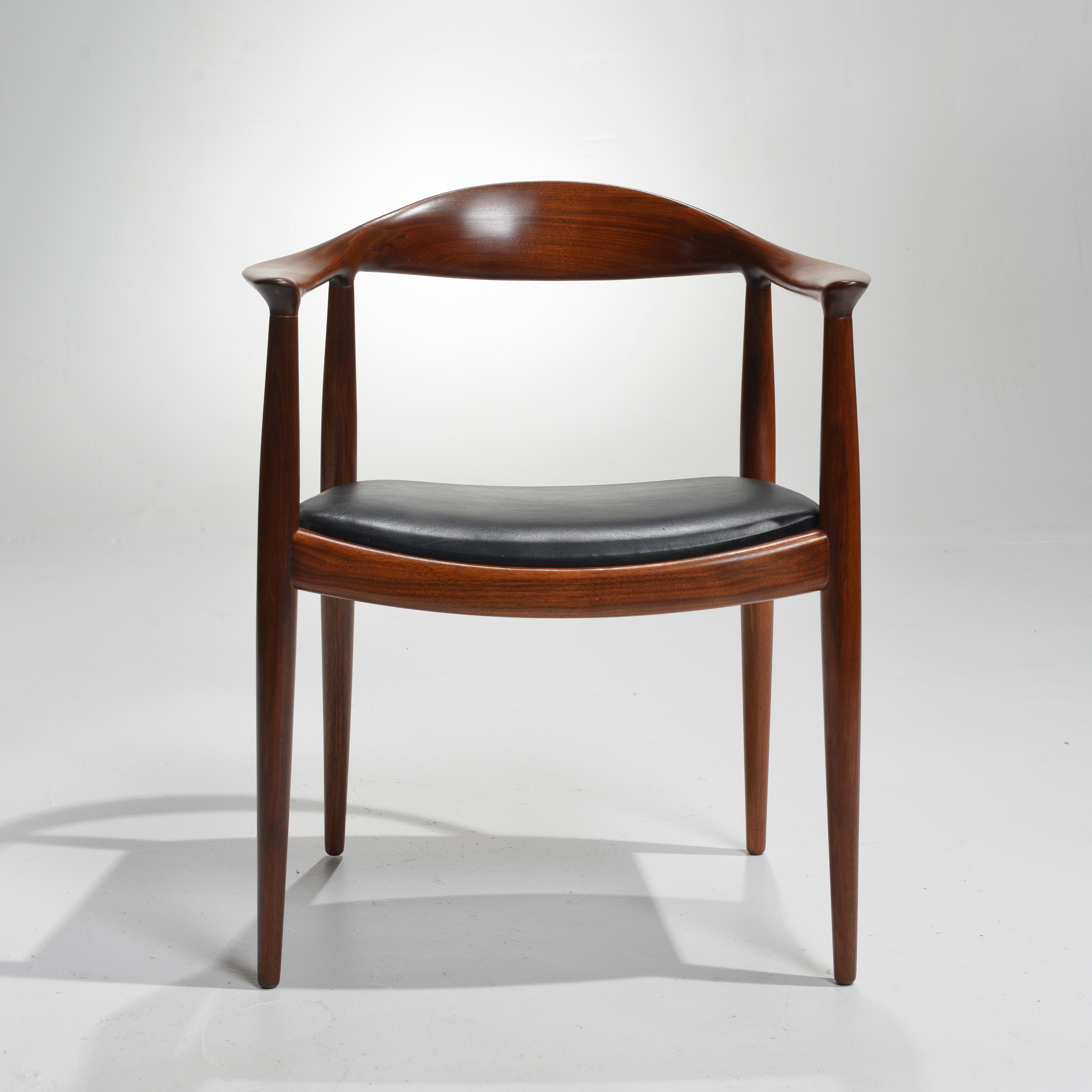 Metà XX secolo 8 Sedie Hans Wegner per Johannes Hansen JH-503 in noce e pelle in vendita