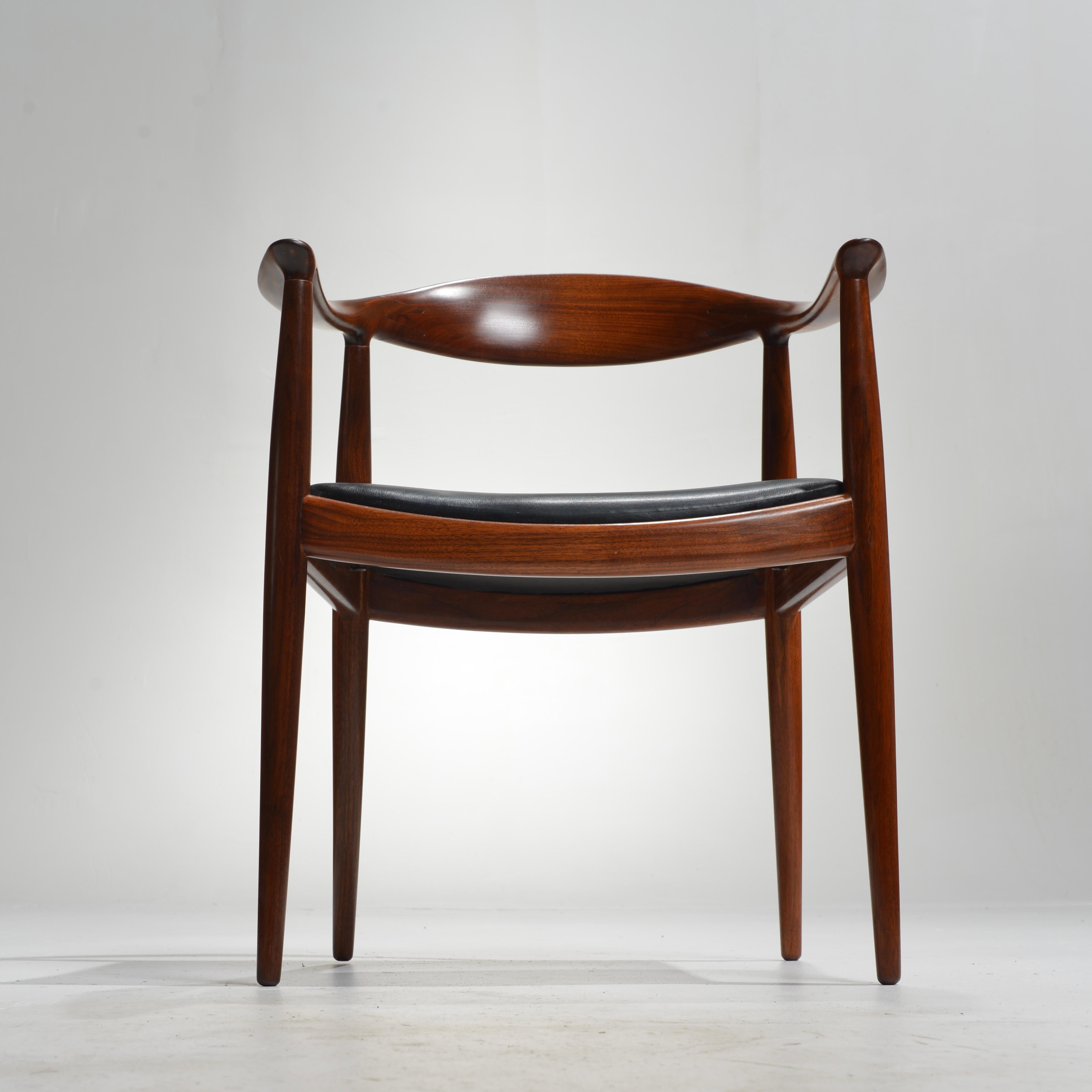  8 Hans Wegner for Johannes Hansen JH-503 Chairs in Walnut and Leather For Sale 1