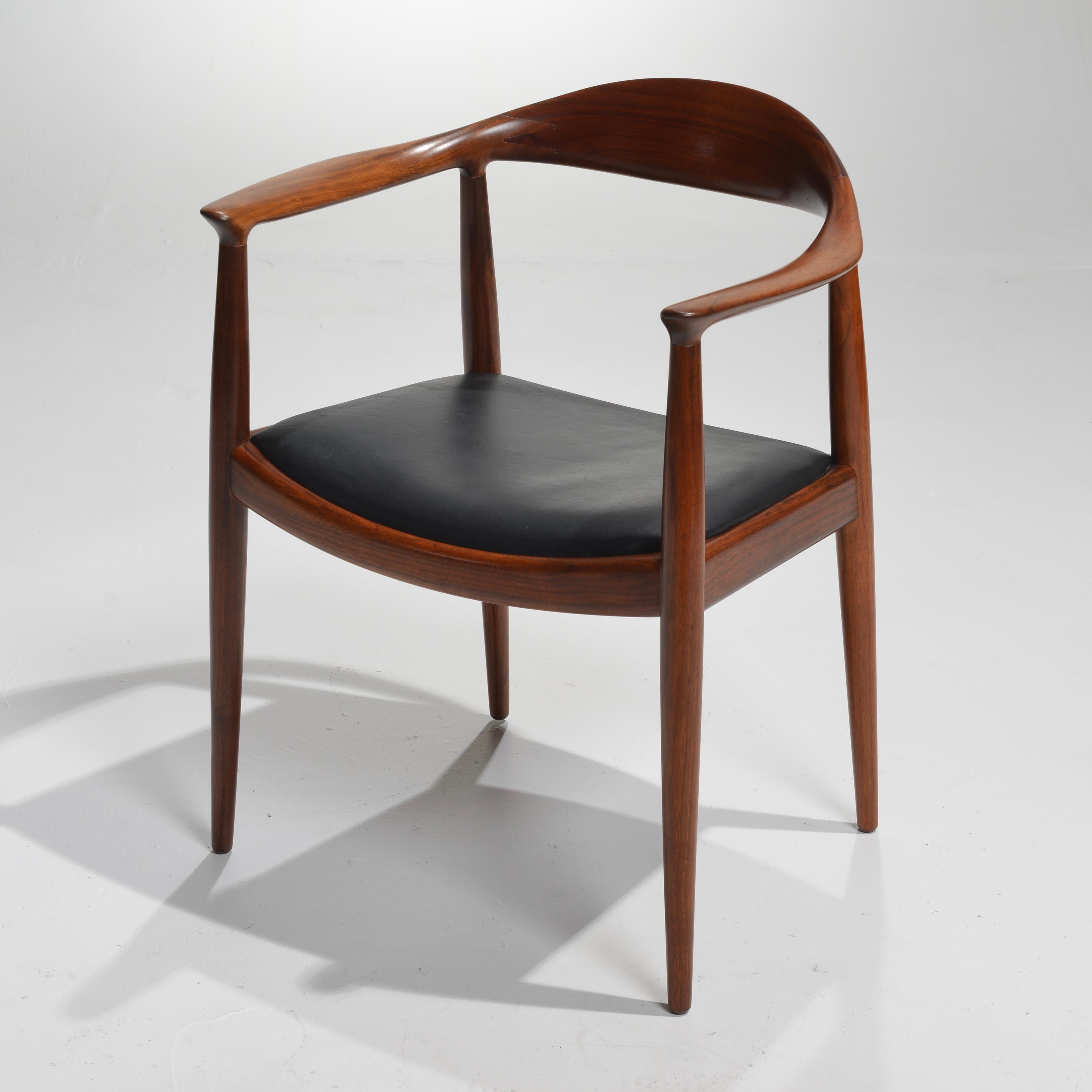 8 Sedie Hans Wegner per Johannes Hansen JH-503 in noce e pelle in vendita 1