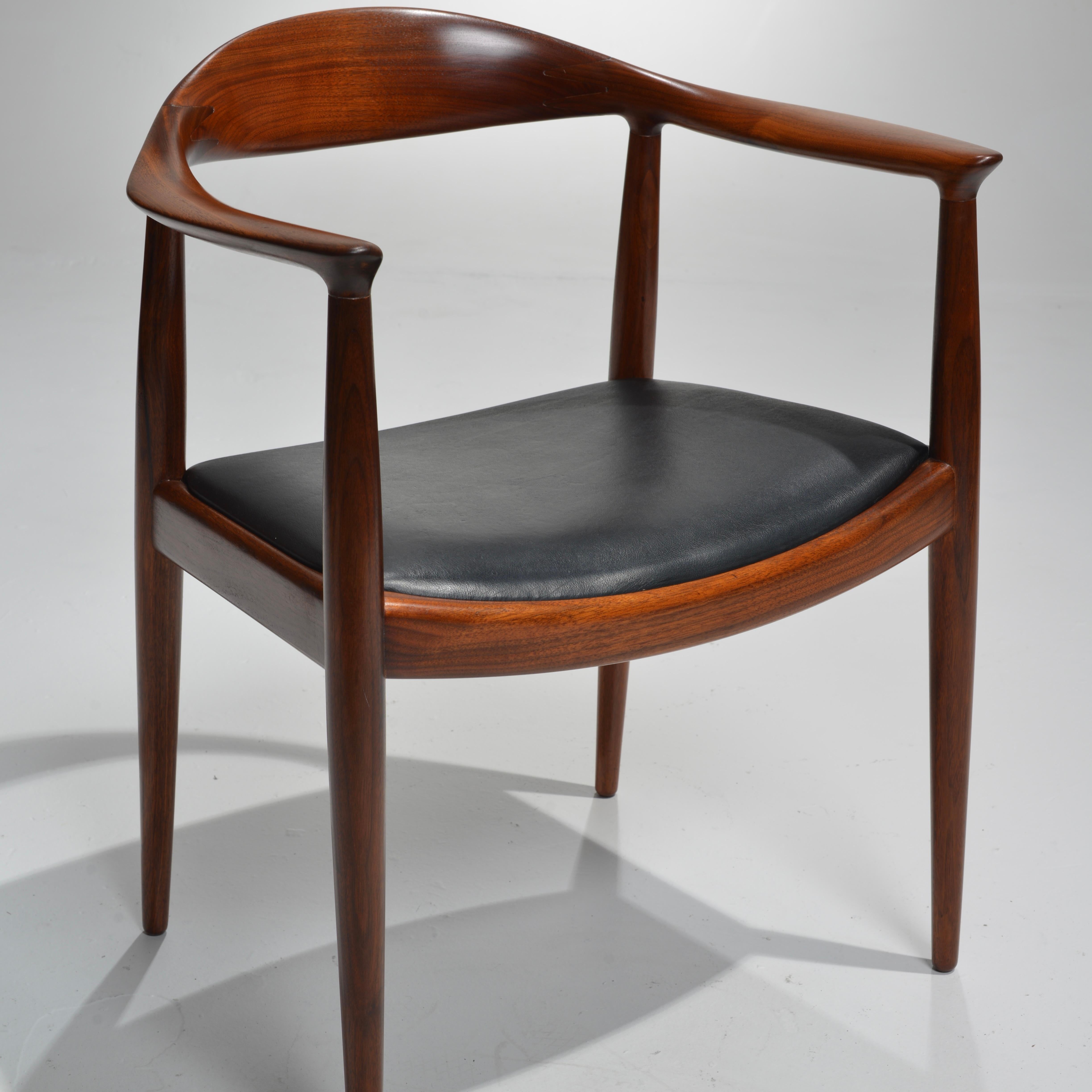 8 Sedie Hans Wegner per Johannes Hansen JH-503 in noce e pelle in vendita 2
