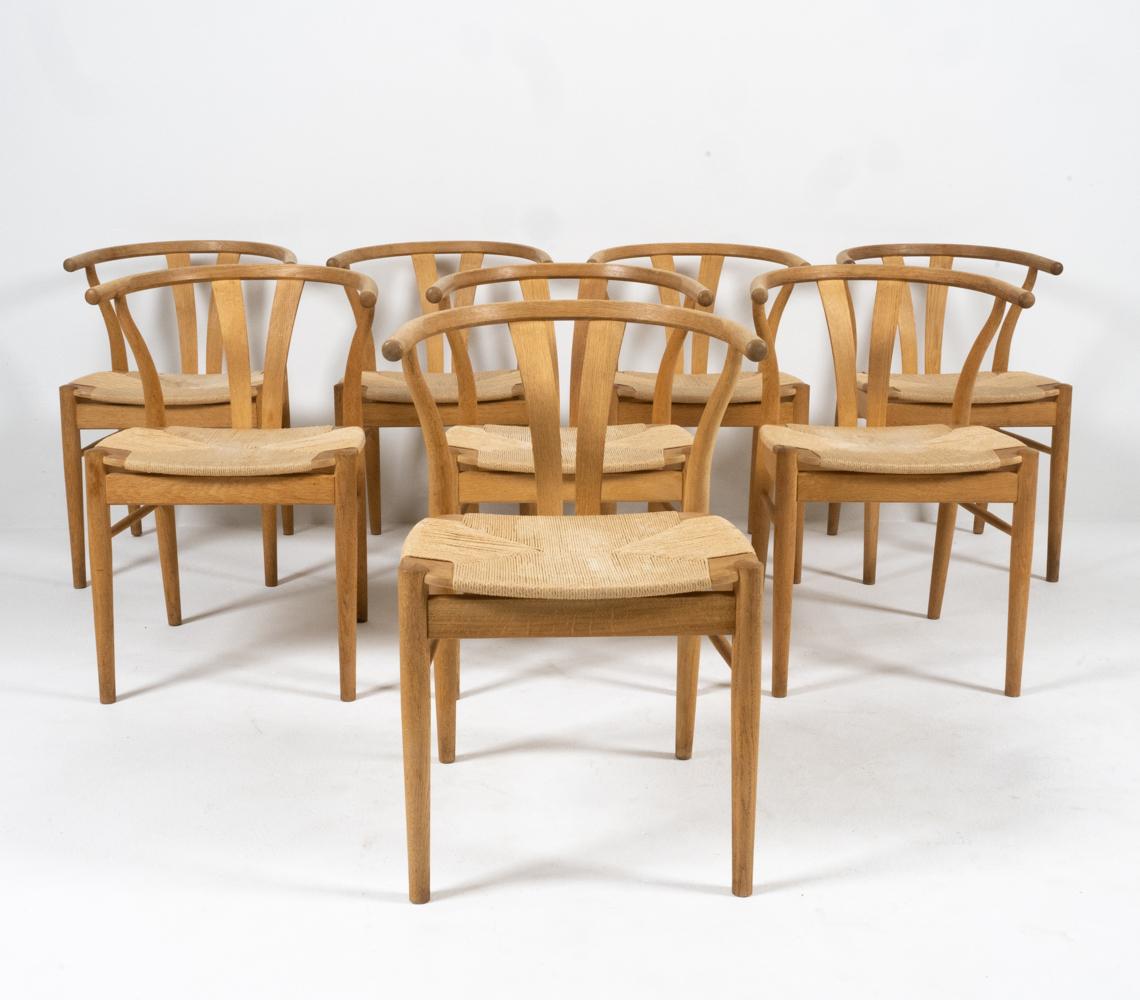 Un ensemble contemporain de huit chaises de salle à manger élégantes produites d'après l'emblématique chaise de salle à manger 