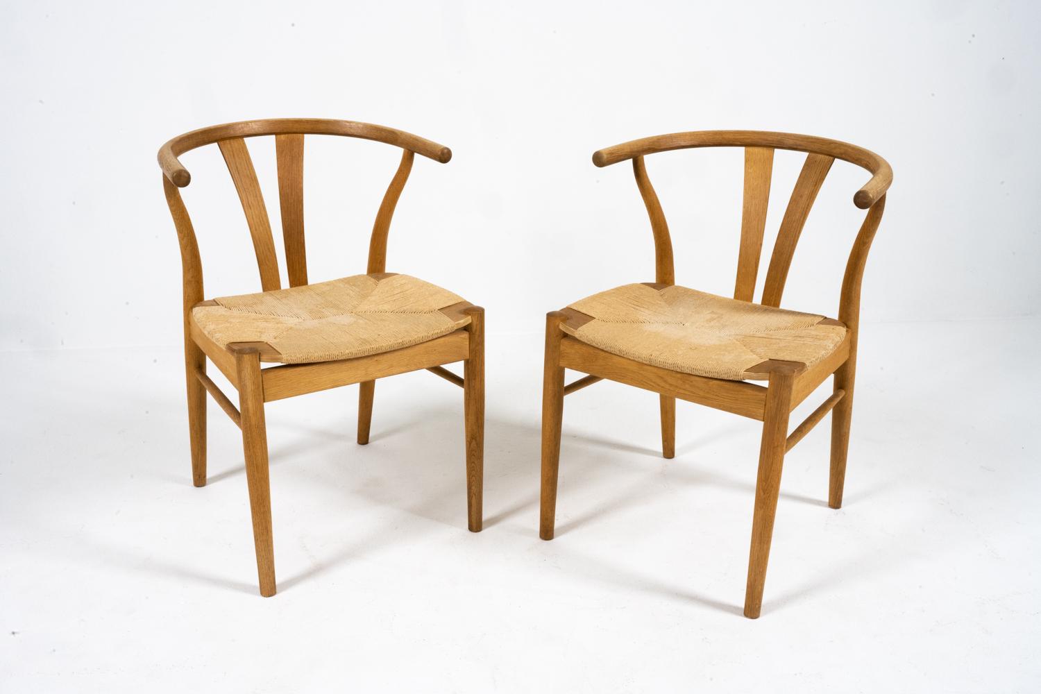 Scandinavian Modern '8' Hans Wegner-Style Oak Wishbone Dining Chairs For Sale