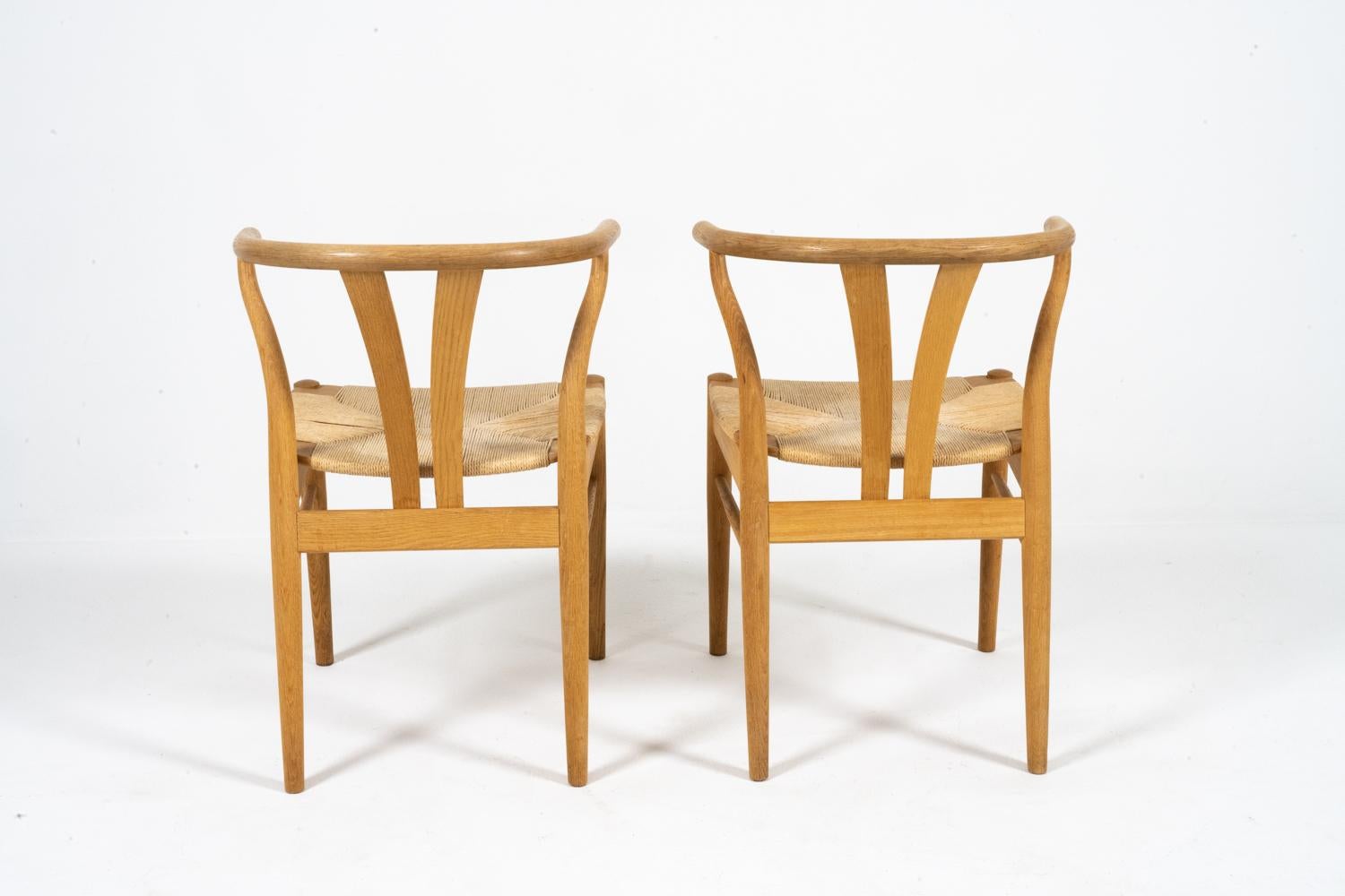 (8) Chaises de salle à manger en chêne à chevrons de style Hans Wegner en vente 1
