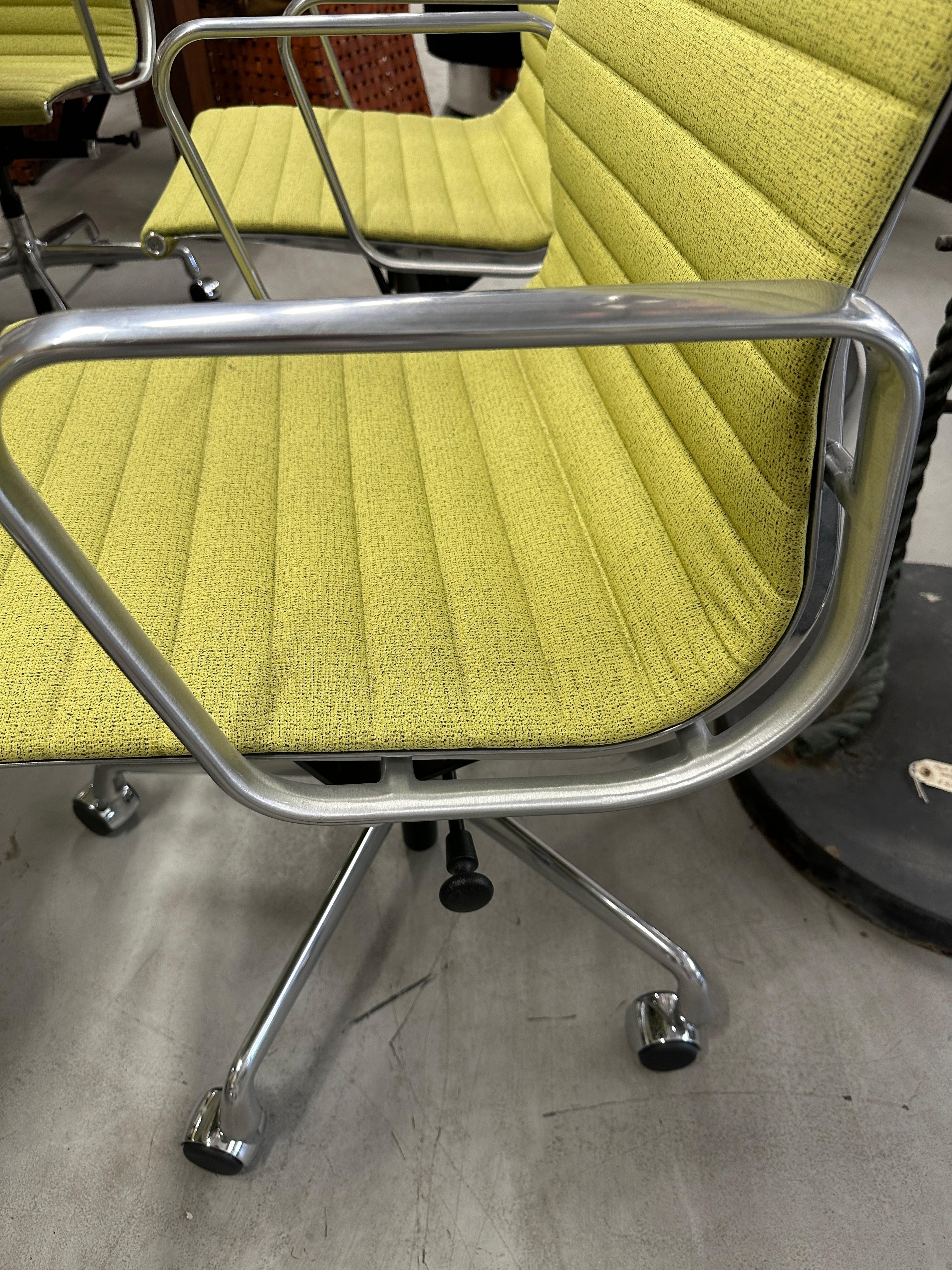 8 Poltrone Herman Miller Eames in alluminio per la gestione del gruppo con alzata 2022 in vendita 4