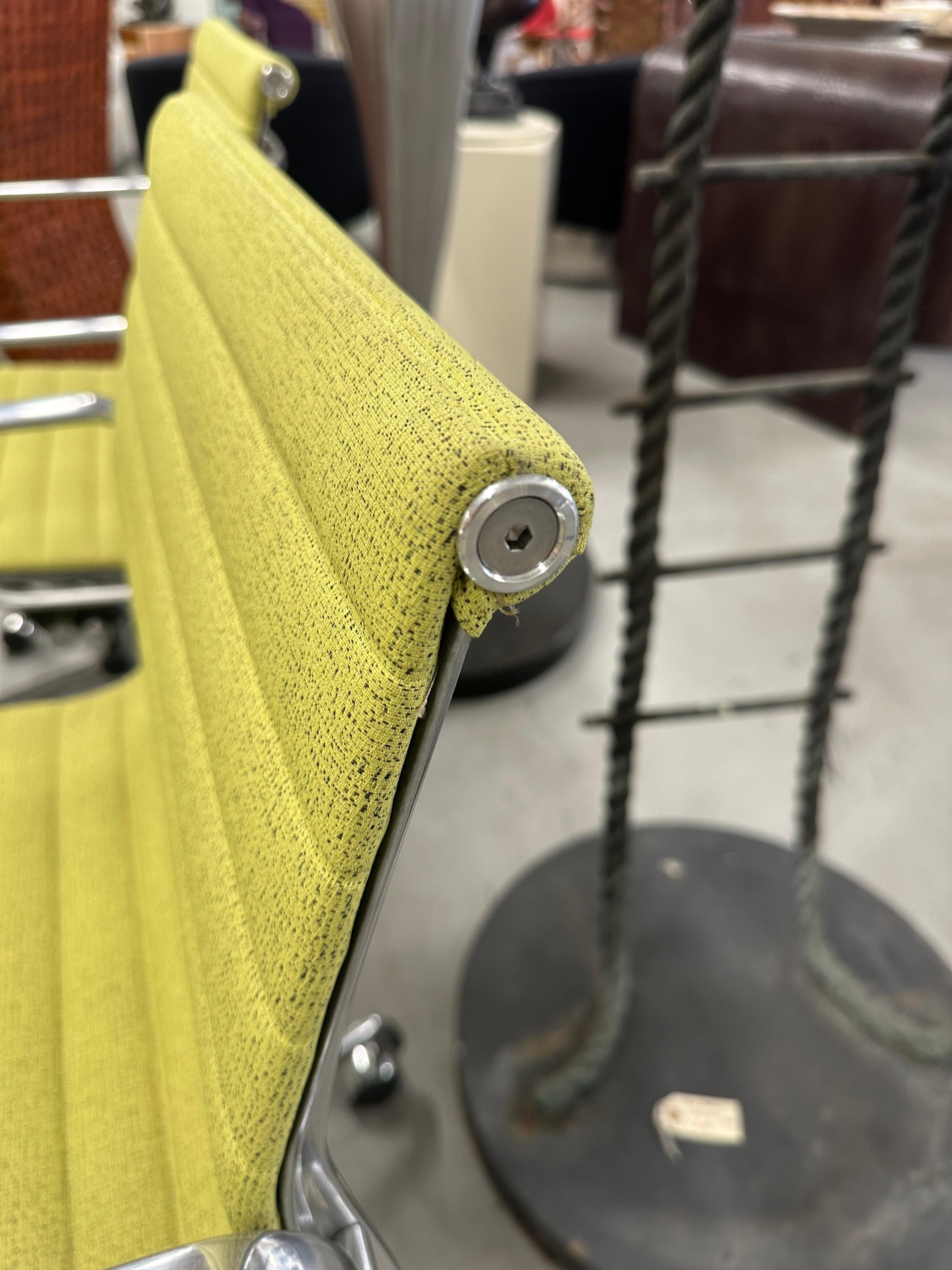 8 Poltrone Herman Miller Eames in alluminio per la gestione del gruppo con alzata 2022 in vendita 5