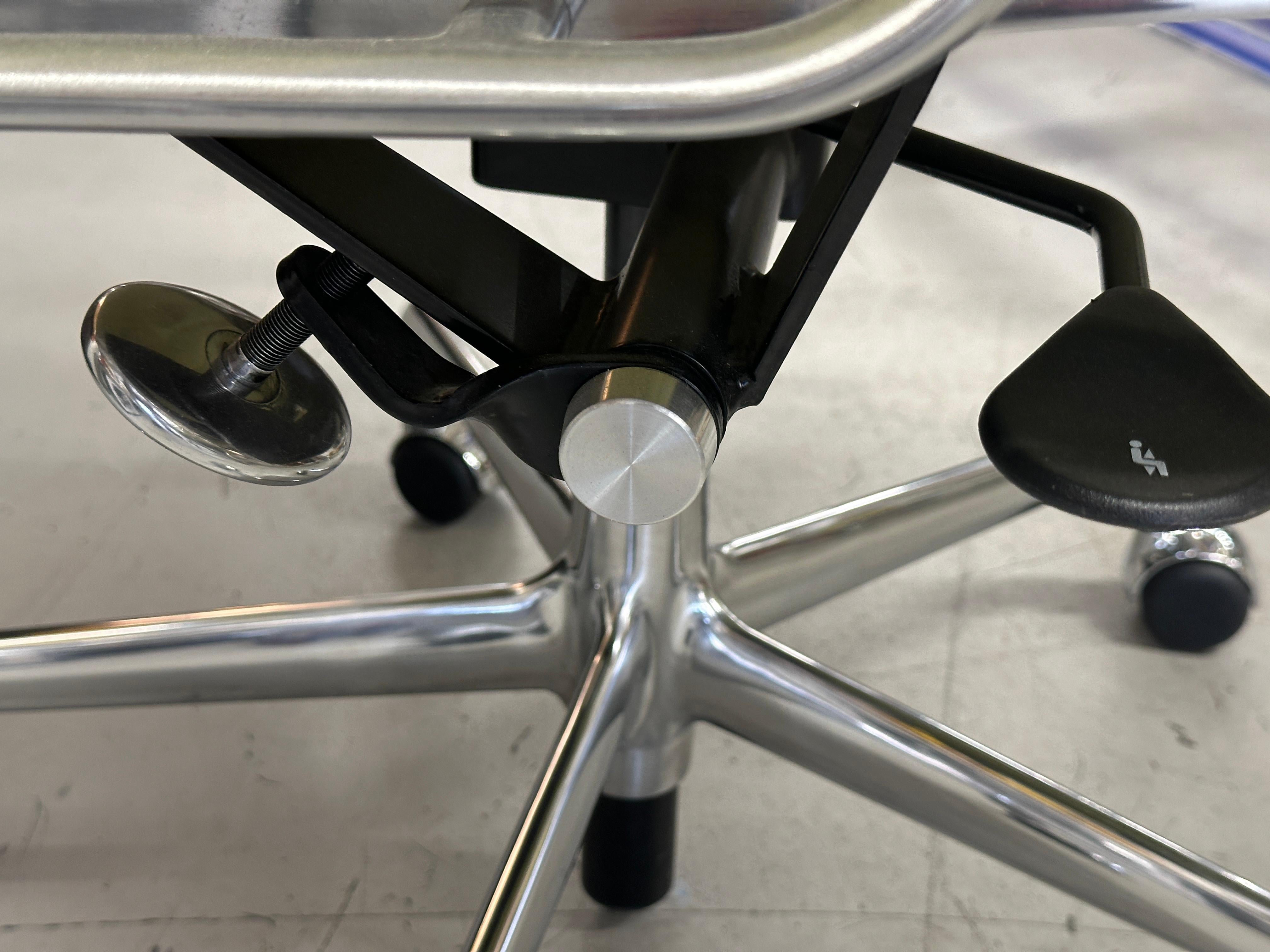 8 Poltrone Herman Miller Eames in alluminio per la gestione del gruppo con alzata 2022 in vendita 7