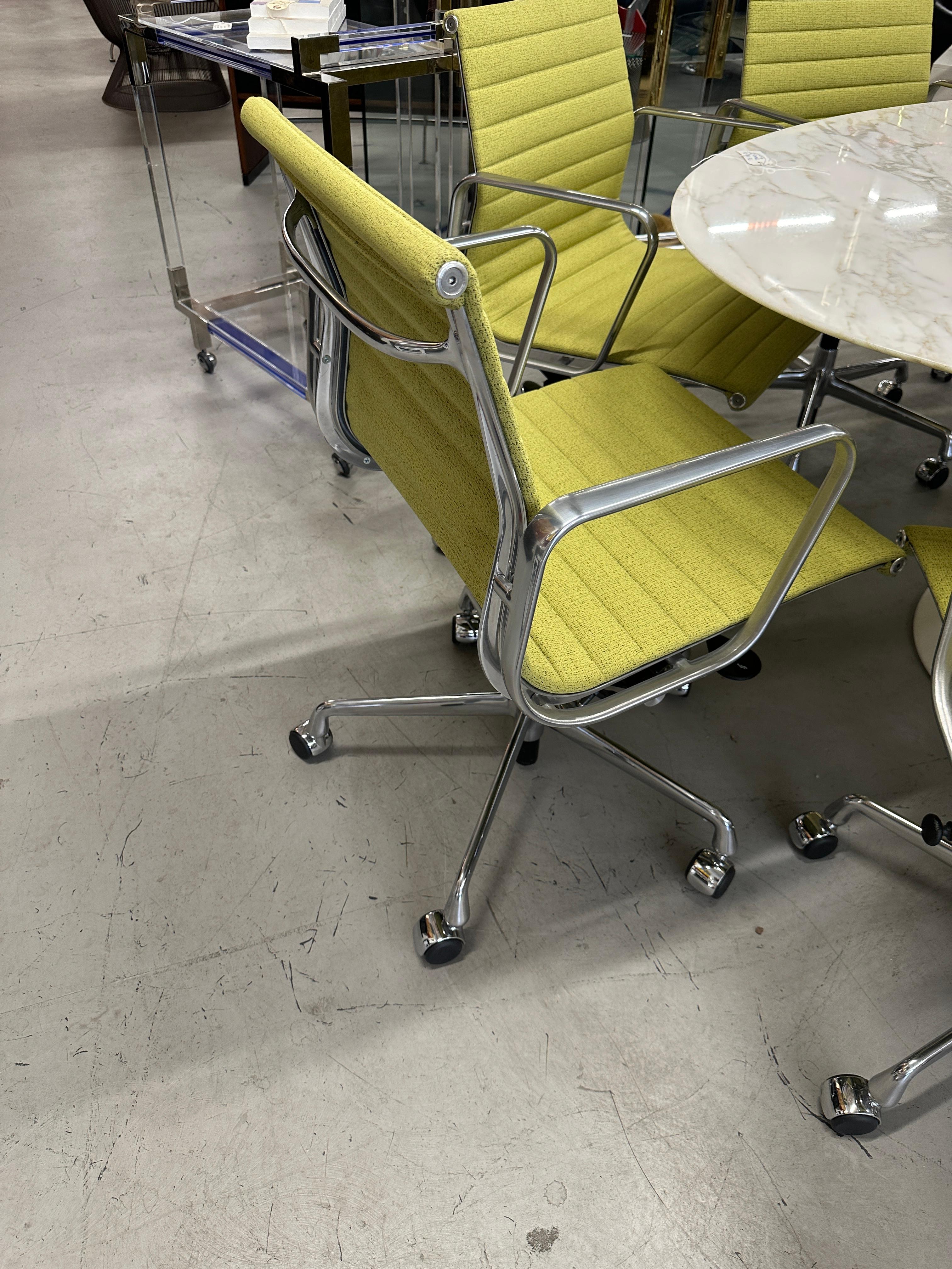 8 Poltrone Herman Miller Eames in alluminio per la gestione del gruppo con alzata 2022 in vendita 11