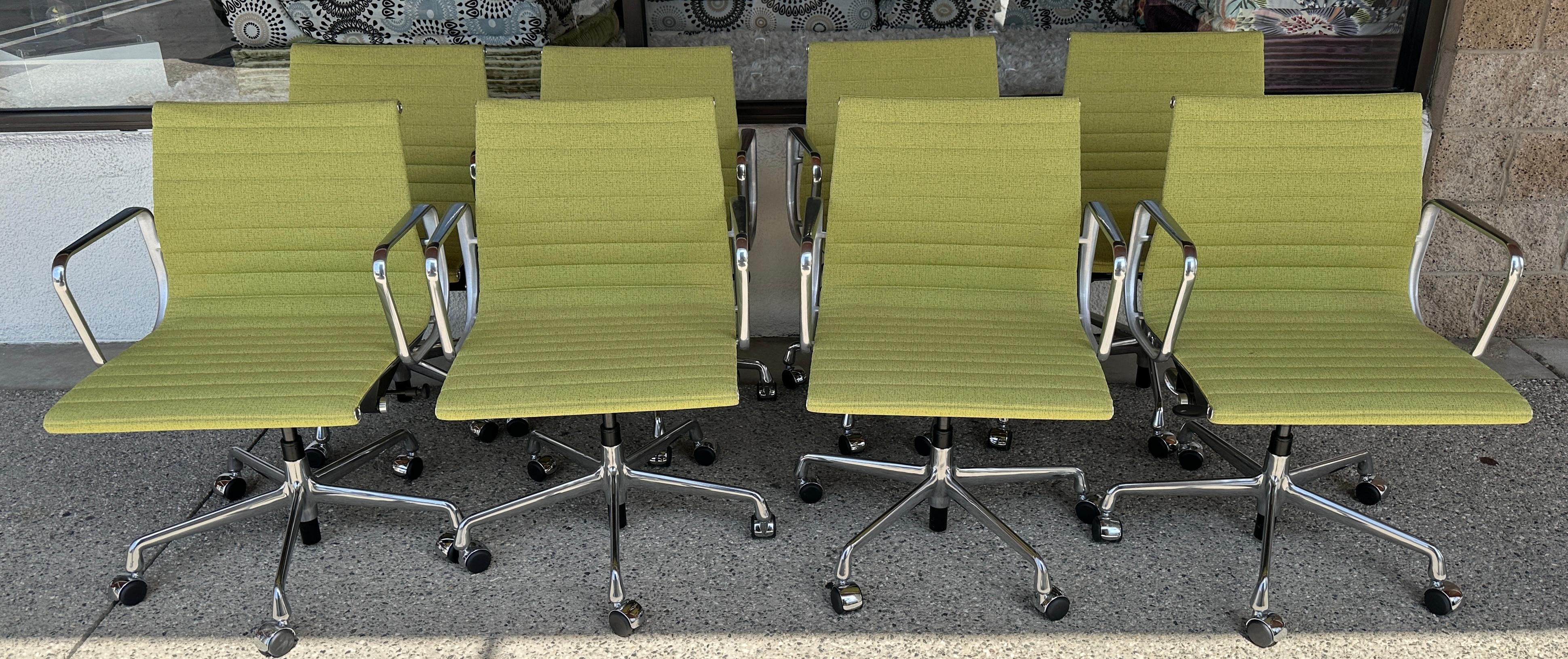 Un bel gruppo di 8 sedie per la gestione di gruppi in alluminio disegnate da Eames per Herman Miller. Queste sedie hanno l'auspicabile funzione di sollevamento pneumatico. Sono rivestite in un'incantevole tonalità di verde.  La data di produzione è