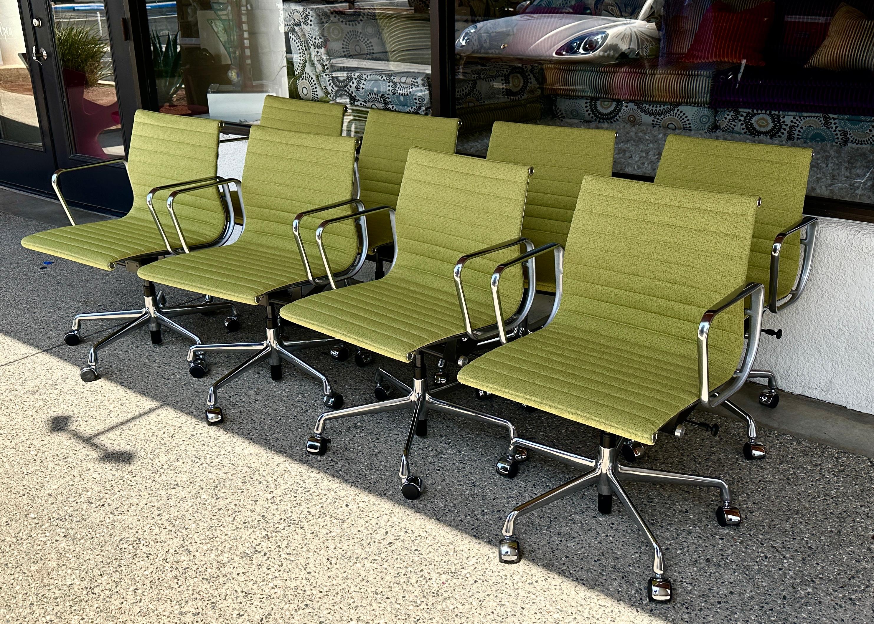 Americano 8 Poltrone Herman Miller Eames in alluminio per la gestione del gruppo con alzata 2022 in vendita
