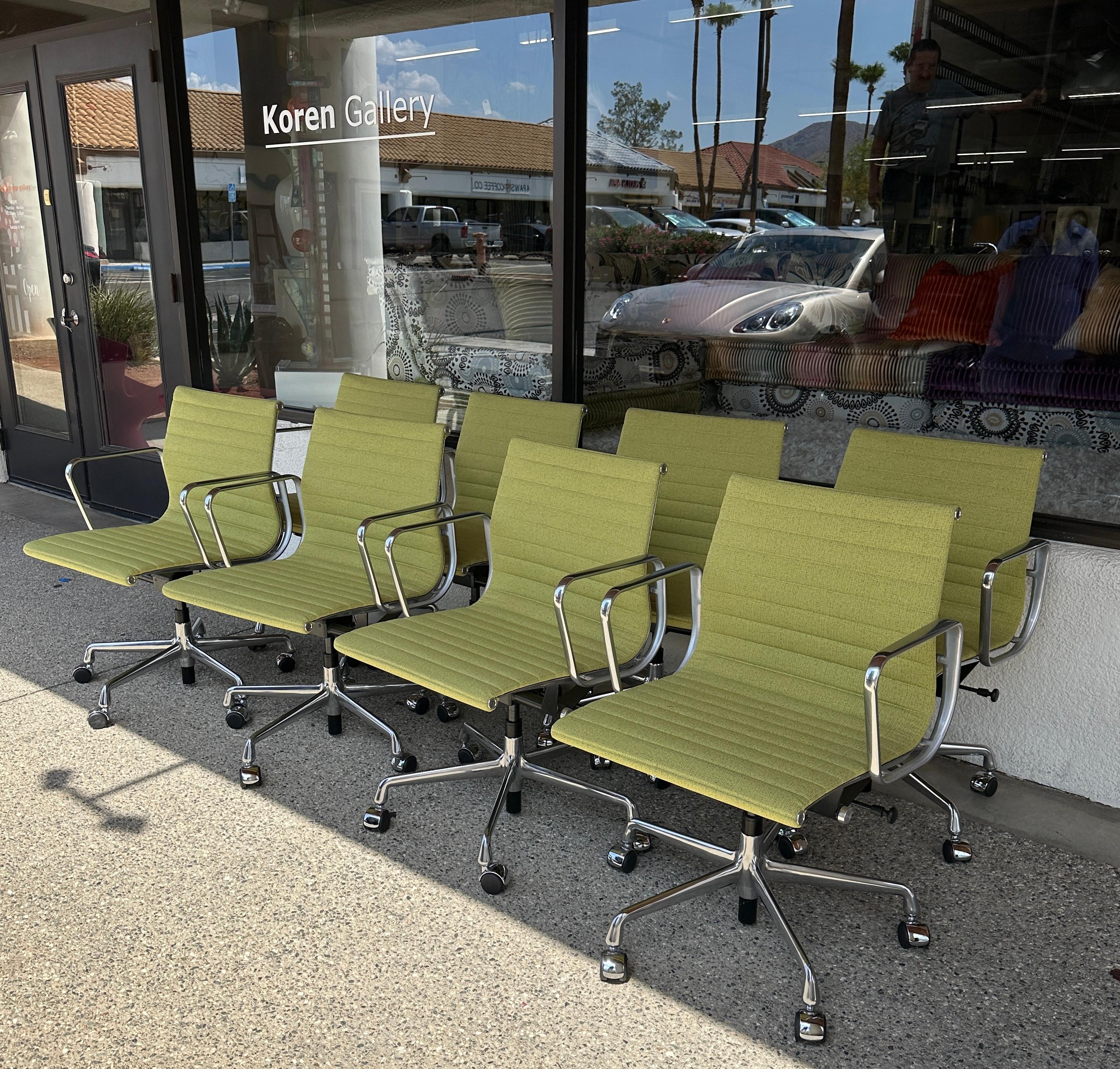 Fatto a mano 8 Poltrone Herman Miller Eames in alluminio per la gestione del gruppo con alzata 2022 in vendita