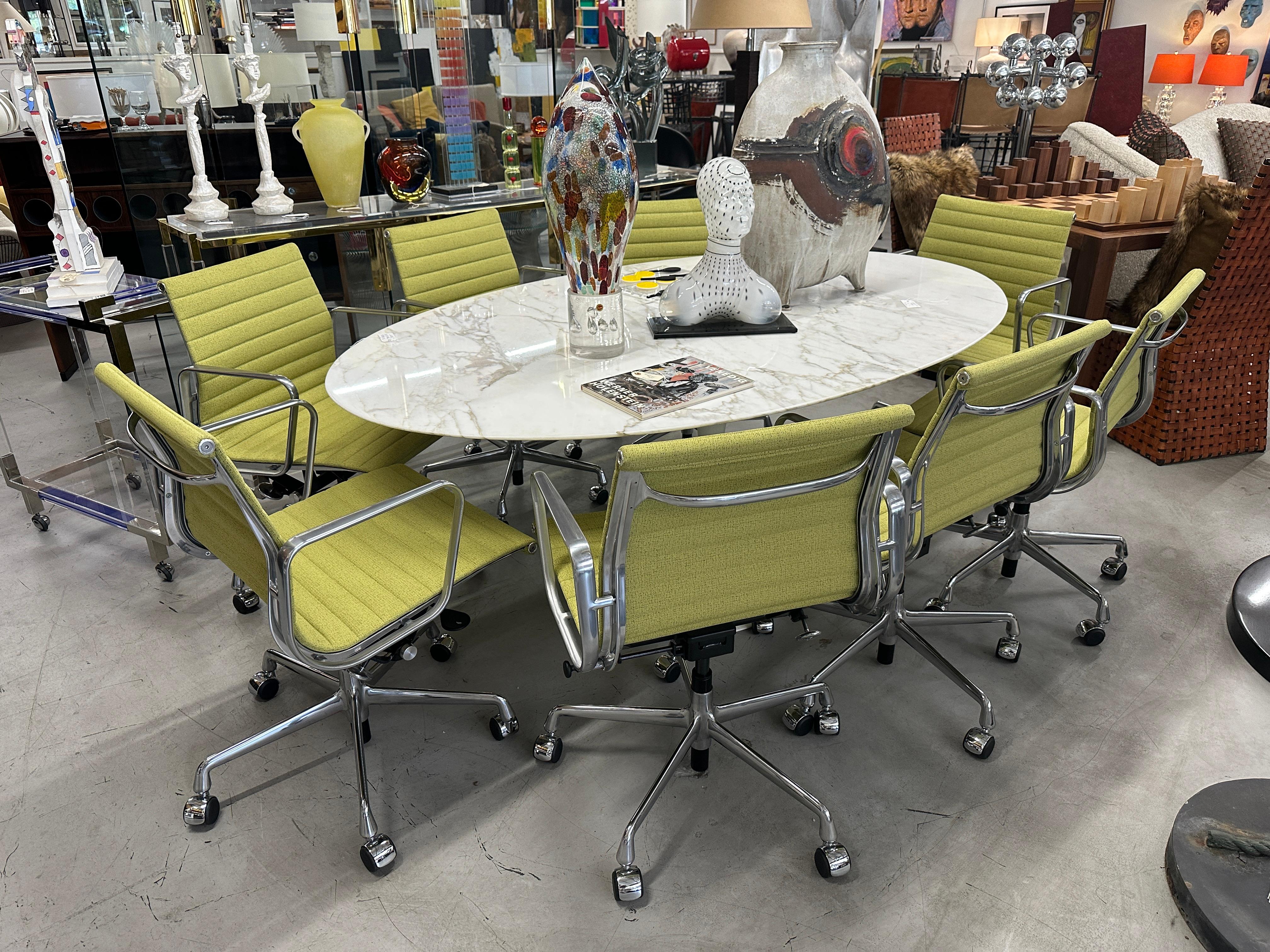 8 Poltrone Herman Miller Eames in alluminio per la gestione del gruppo con alzata 2022 In condizioni buone in vendita a Palm Springs, CA