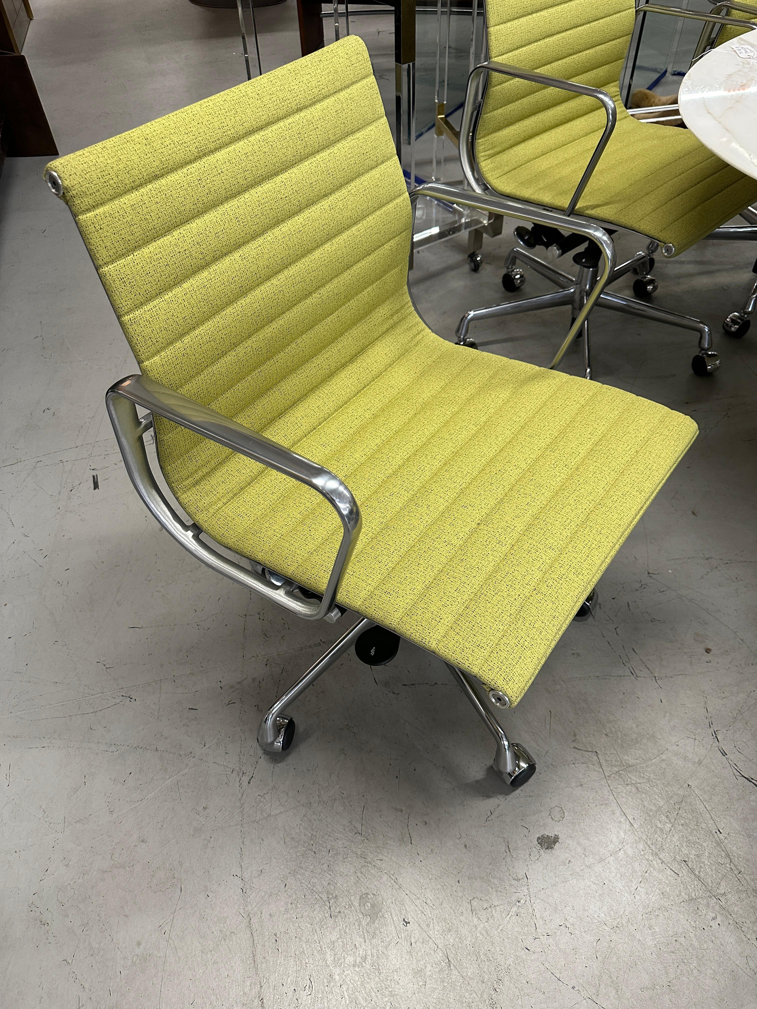 XXI secolo e contemporaneo 8 Poltrone Herman Miller Eames in alluminio per la gestione del gruppo con alzata 2022 in vendita