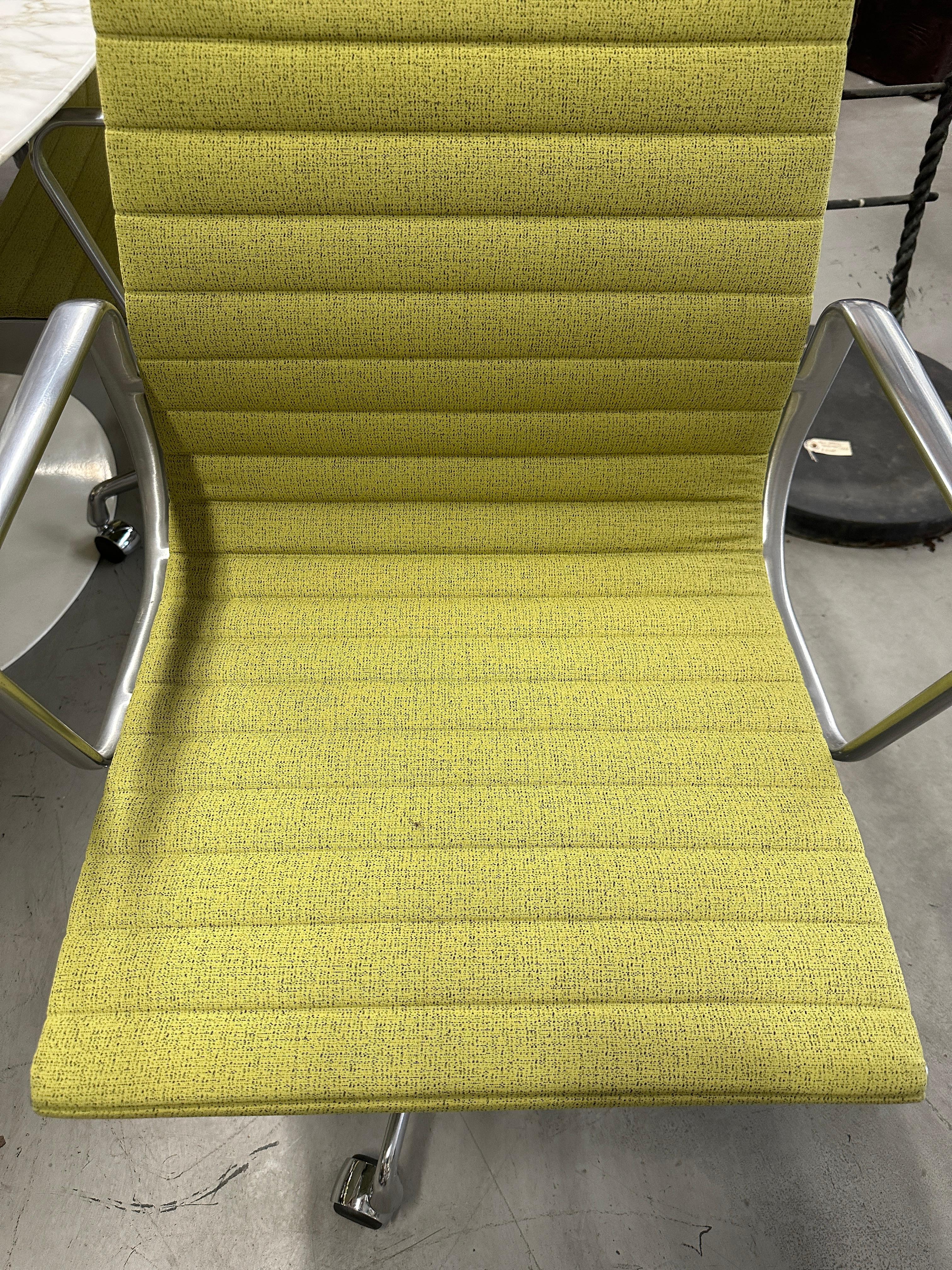 Alluminio 8 Poltrone Herman Miller Eames in alluminio per la gestione del gruppo con alzata 2022 in vendita