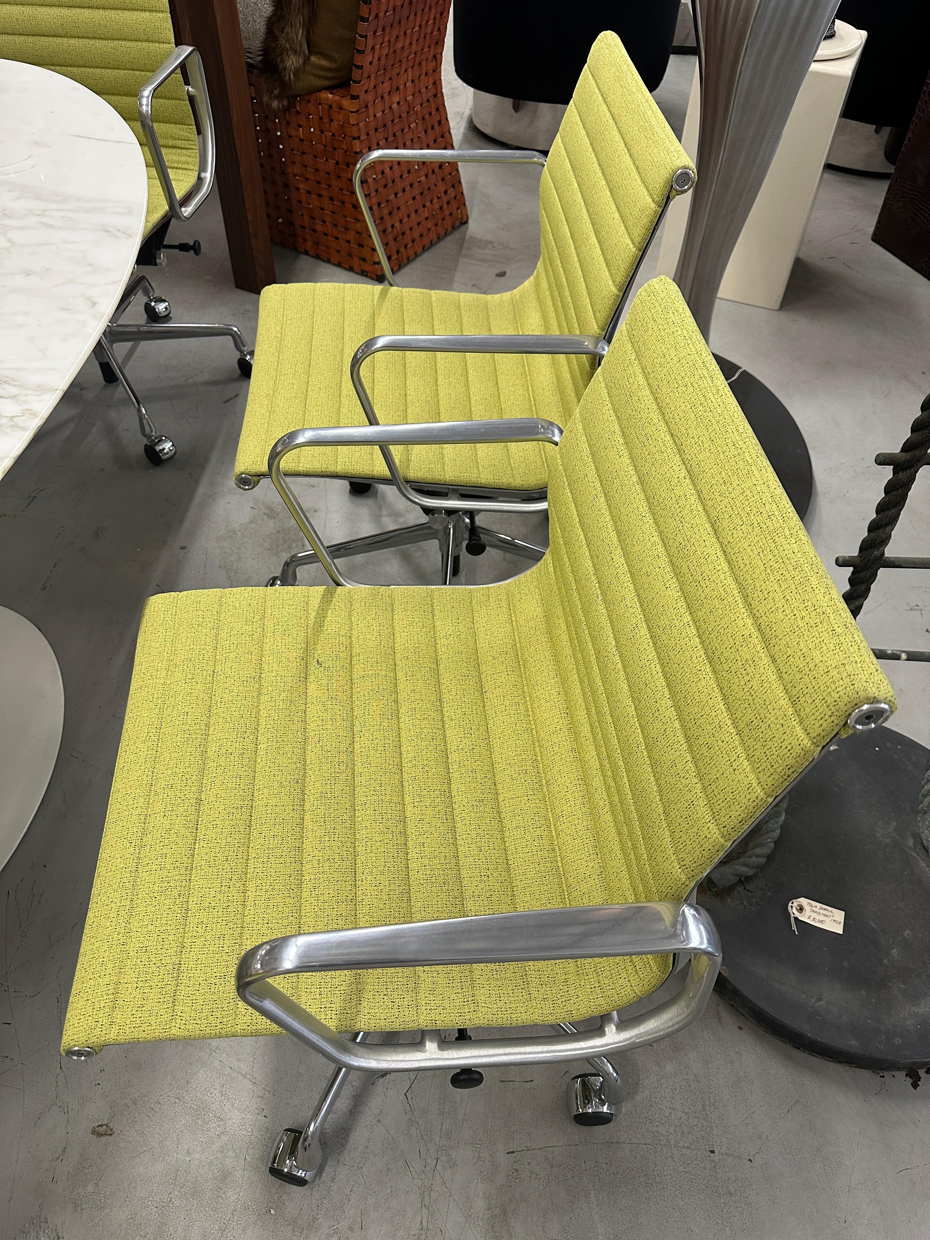 8 Poltrone Herman Miller Eames in alluminio per la gestione del gruppo con alzata 2022 in vendita 1