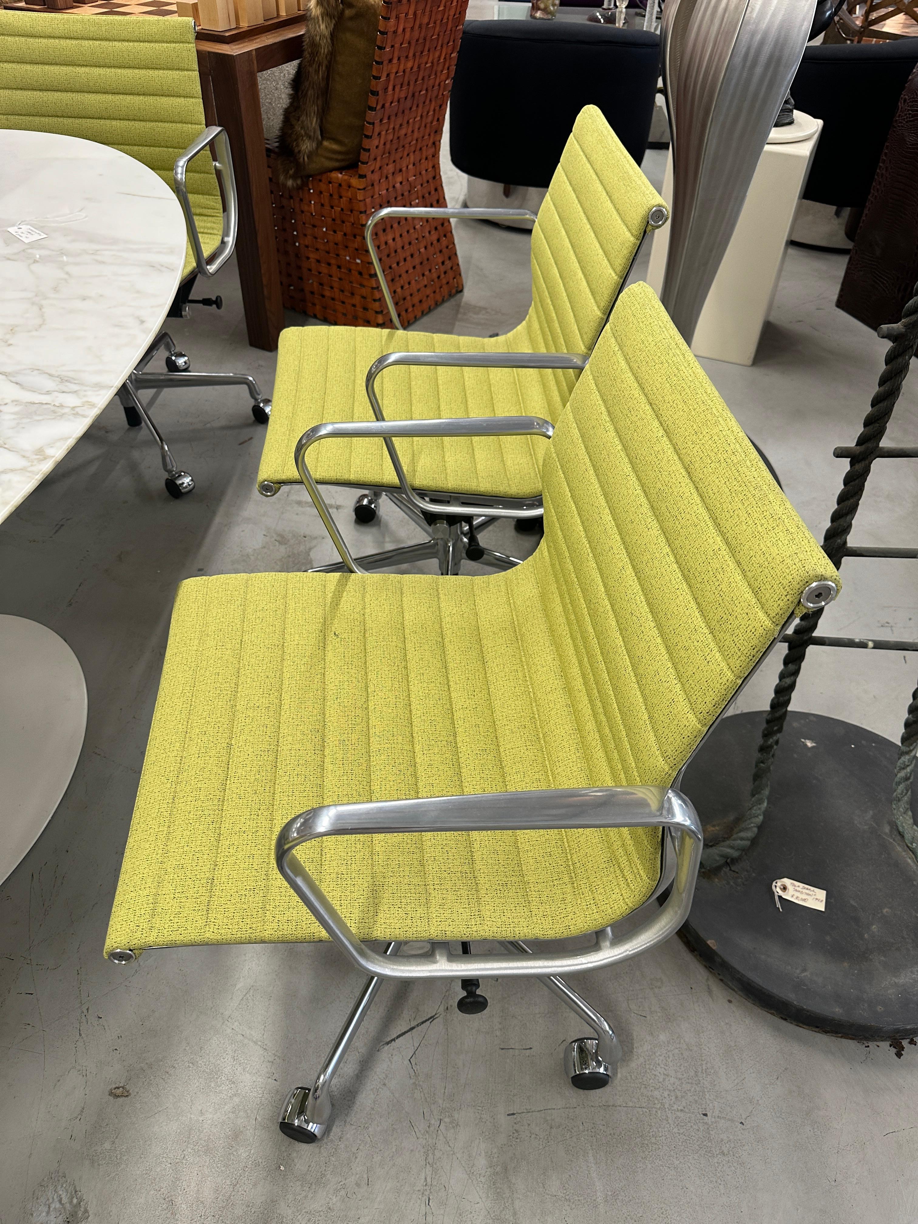 8 Poltrone Herman Miller Eames in alluminio per la gestione del gruppo con alzata 2022 in vendita 2