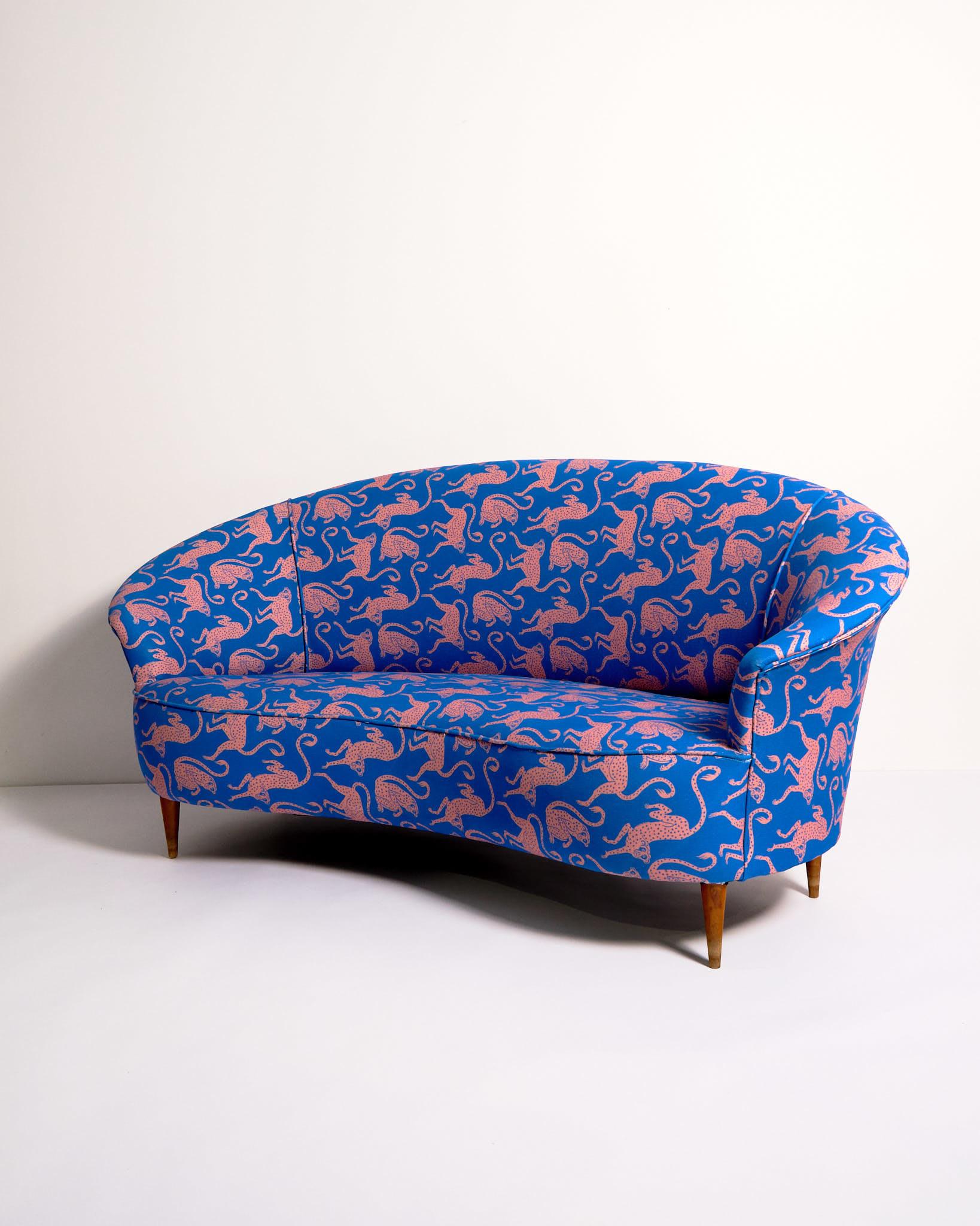 c.1950s
Tapizado en tela Desmond & Dempsey Chango con madera
H85 x W175 x D85 cm
