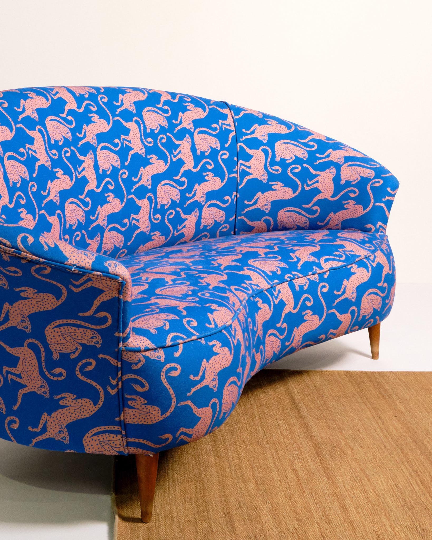 8 Holland Street x Desmond & Dempsey, Sofá curvo siglo XX en venta