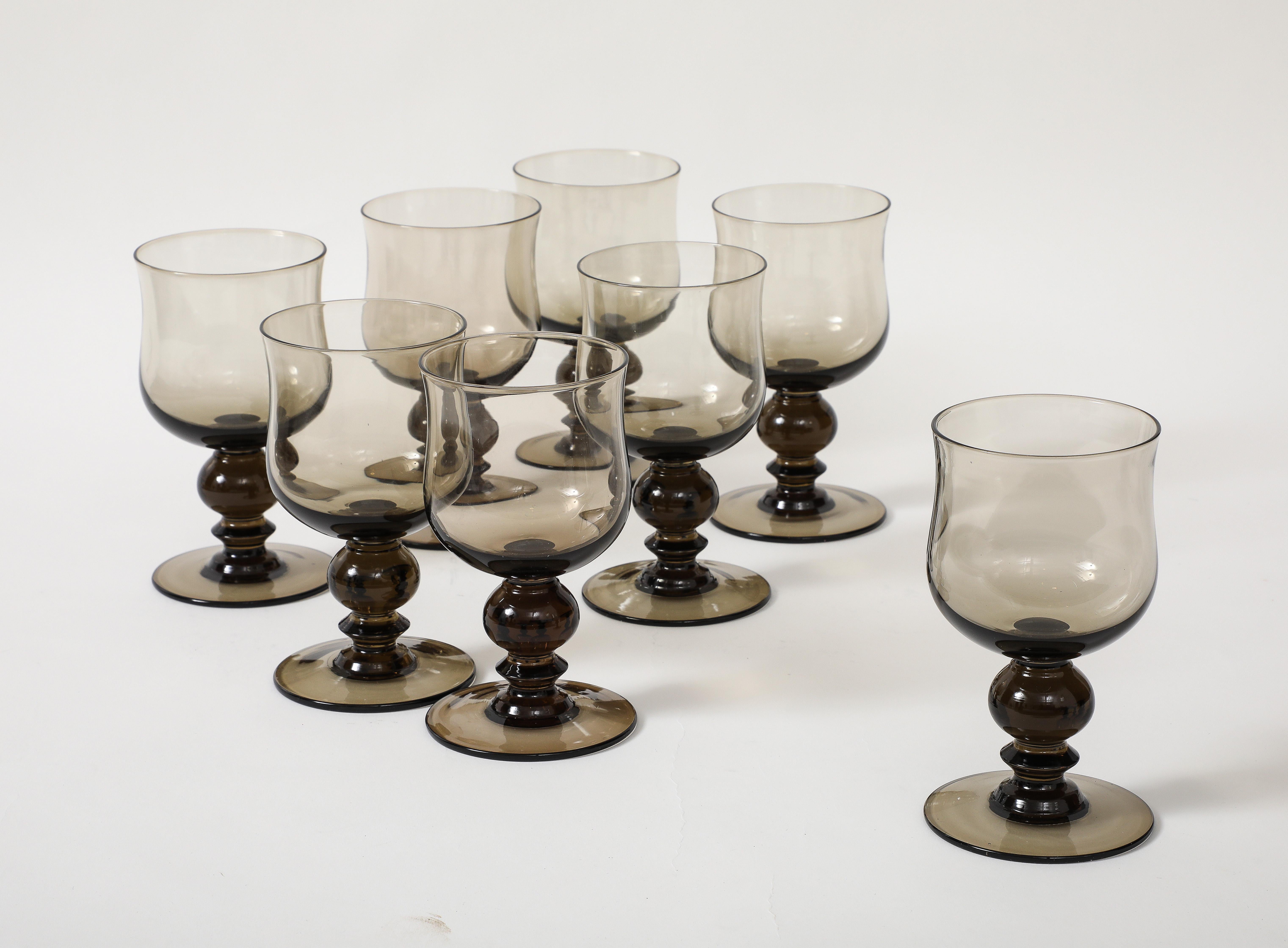 Juego de 8 vasos de cristal ahumado de Holmegaard. Un gran complemento para cualquier bar o mesa. Los vasos son muy versátiles y pueden utilizarse para vasos de agua o cócteles.