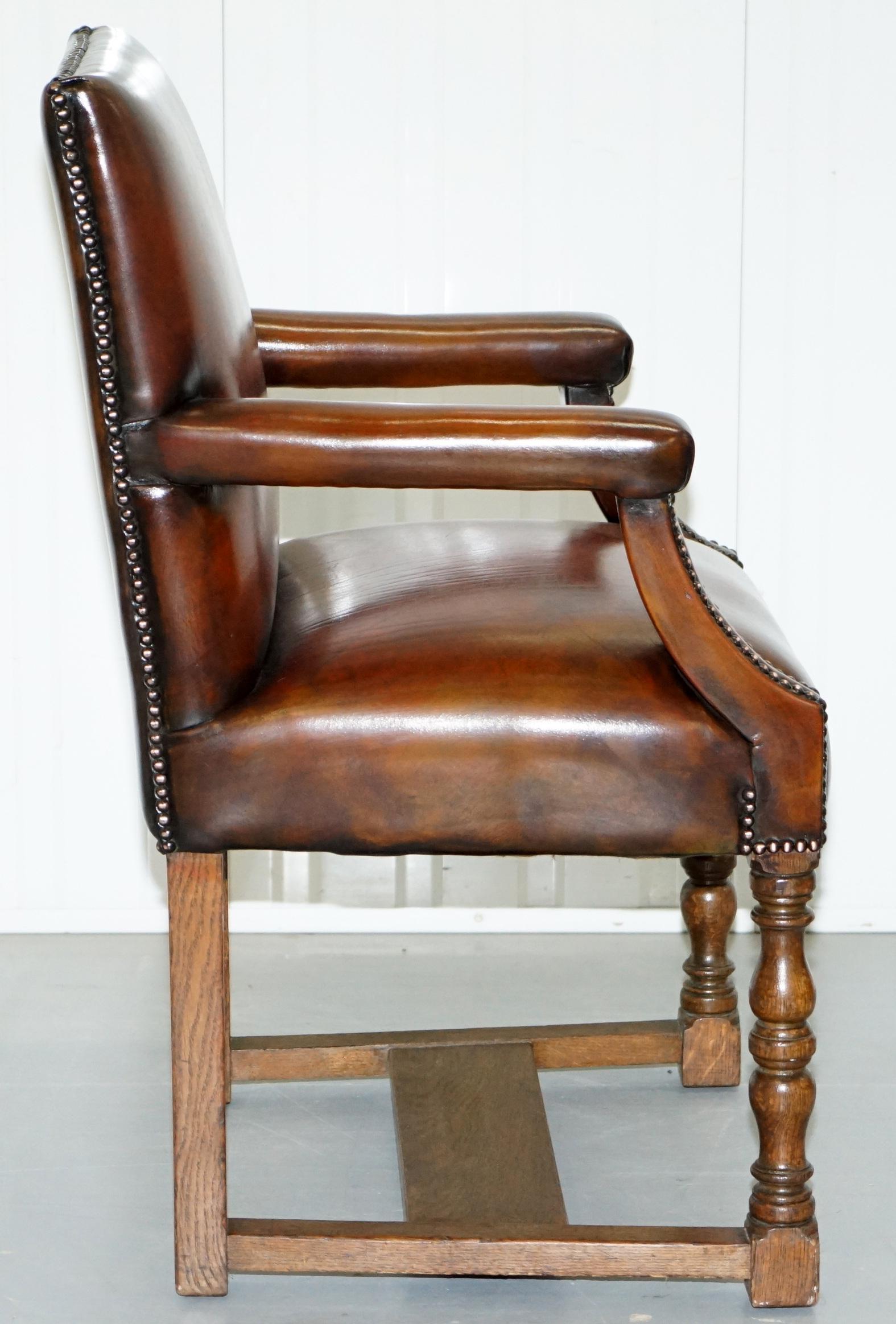 Acht antike Howard & Sons's Brown Leder Carver Gainsborough Dining Armchairs im Angebot 7