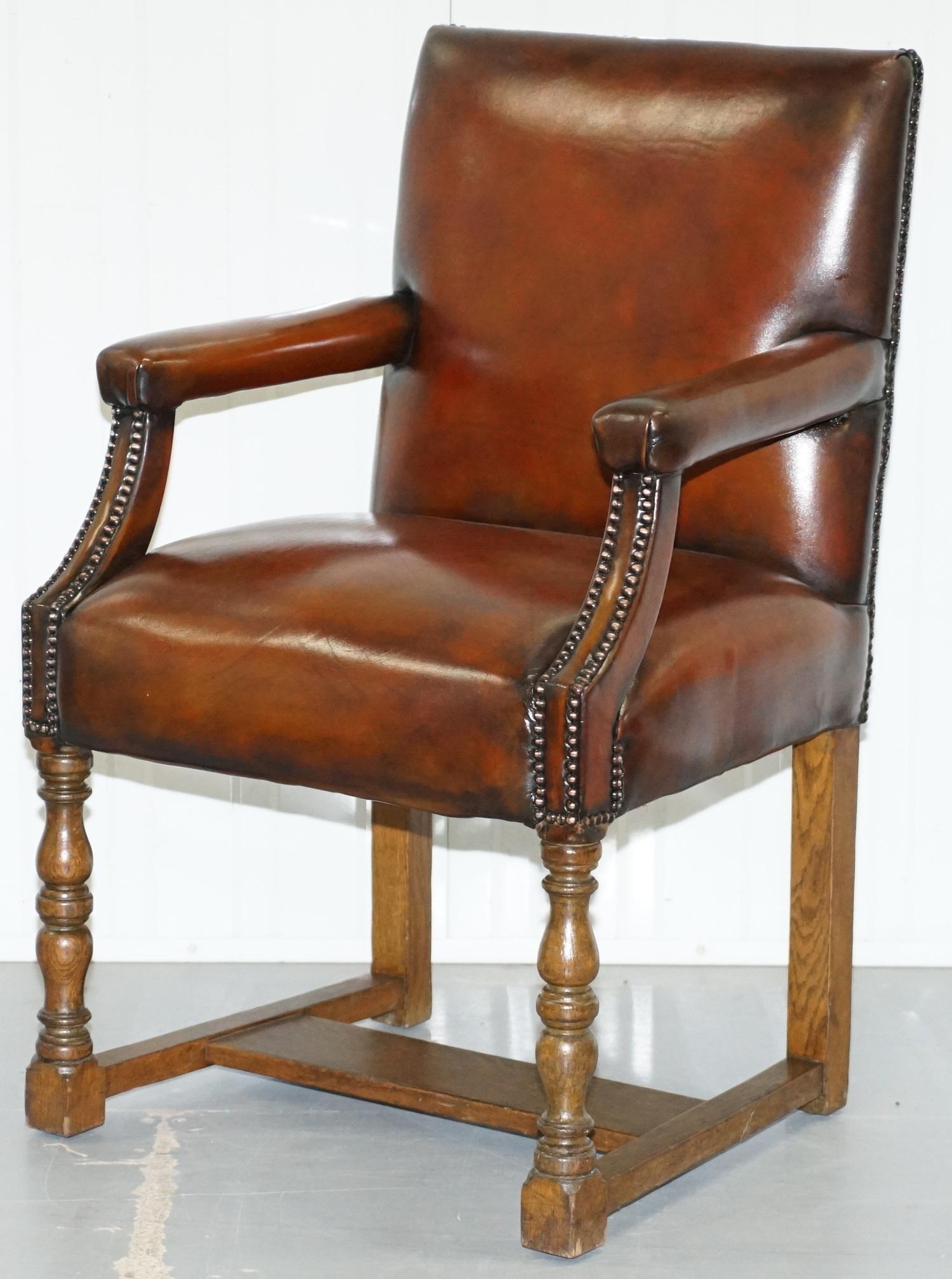 Acht antike Howard & Sons's Brown Leder Carver Gainsborough Dining Armchairs (Handgefertigt) im Angebot