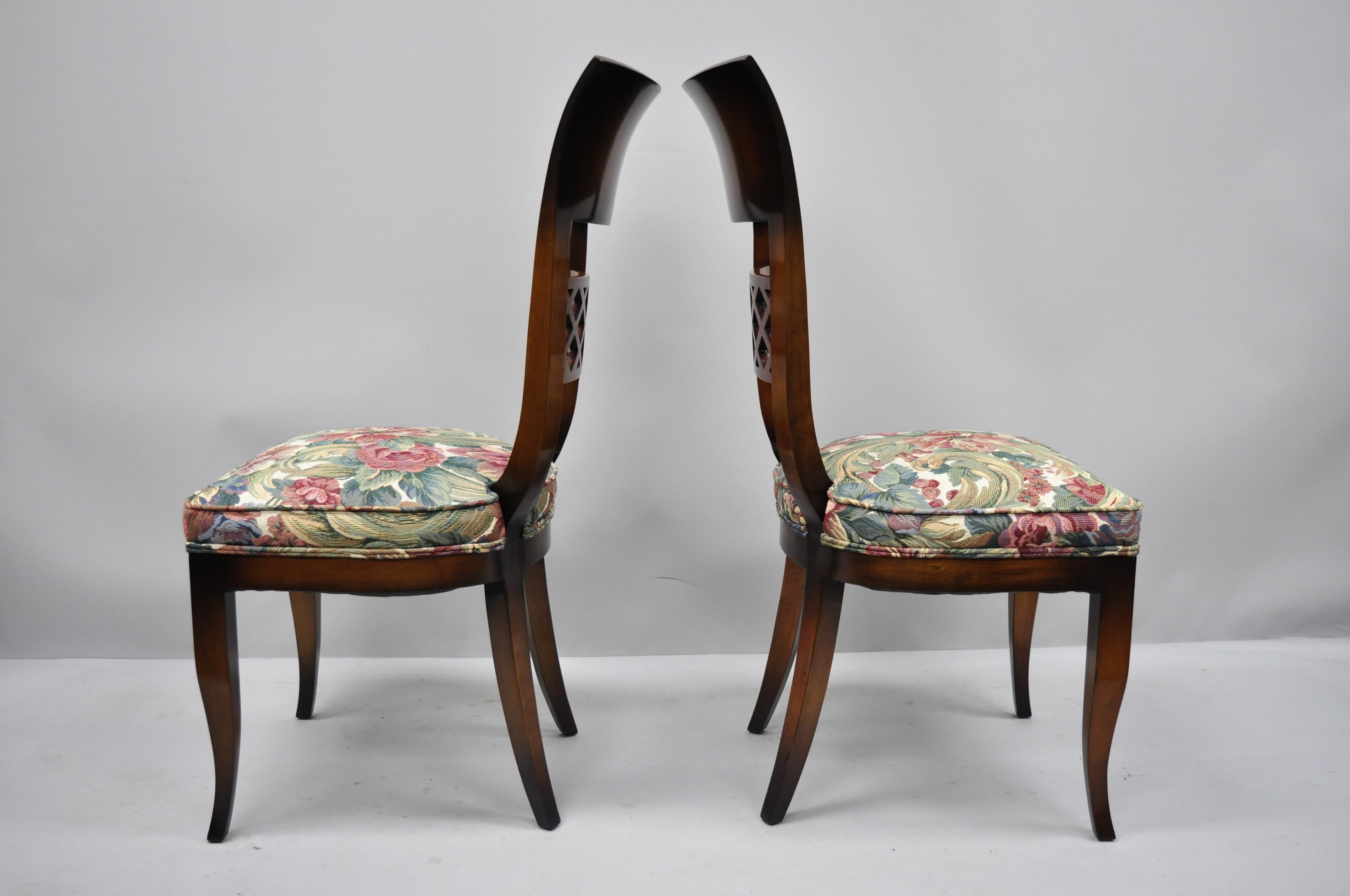 Néoclassique 8 chaises de salle à manger de style néoclassique italien à haut dossier en treillis et incrustation de laiton en vente