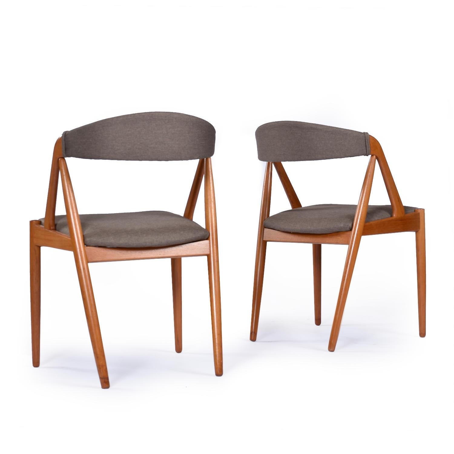 Splendido set di otto sedie in teak danese Kai Kristiansen. Le sedie Model/One sono state disegnate da Kristiansen e prodotte da Schou Andersen. Ogni sedia è un'opera d'arte che cattura lo sguardo da ogni angolazione. Lo schienale a forma di