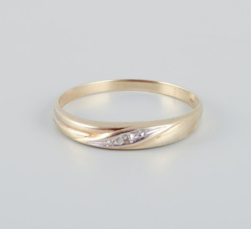 Moderne Bague en or 8 carats ornée de petits diamants Design/One en vente