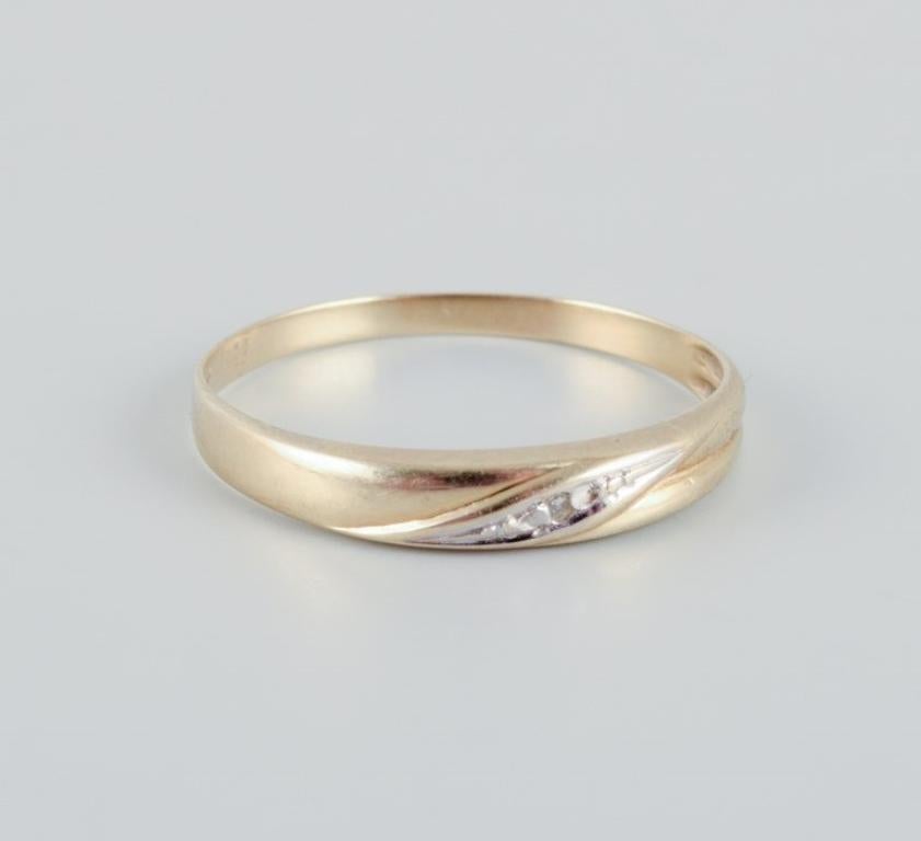 8-karat gold ring adorned with small diamonds. Modernist design In Excellent Condition For Sale In bronshoj, DK