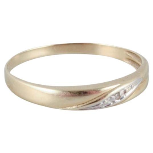Ring aus 8-karätigem Gold, der mit kleinen Diamanten verziert ist. Modernistisches Design