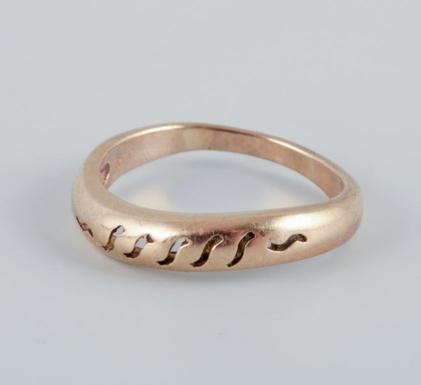Modern 8-karat gold ring in a modernist design. Mid-20th century. For Sale